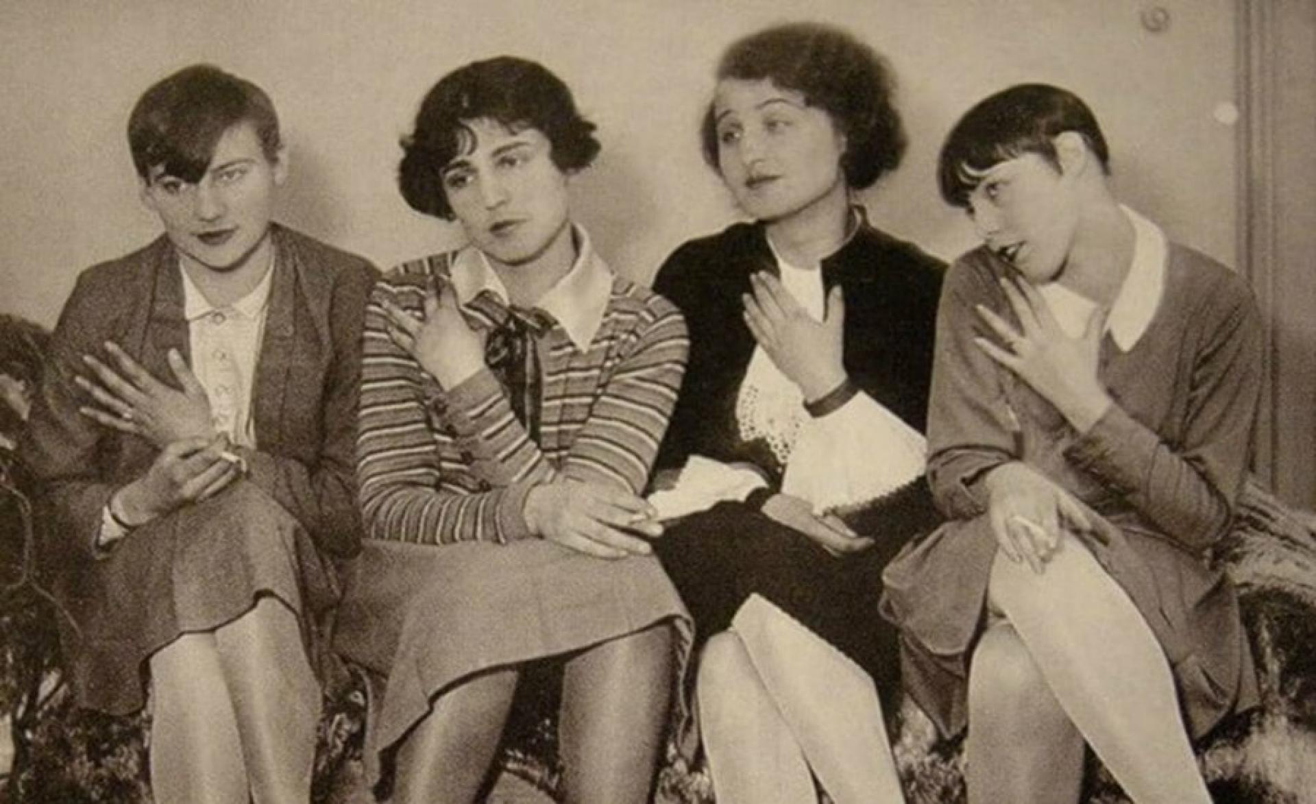 The modern women Alexa von Porewski, Lena Amsel, Rut Landshoff, unknown before 1929. | Photo by Umbo and Paul Citroen, Berlinische Galerie.
