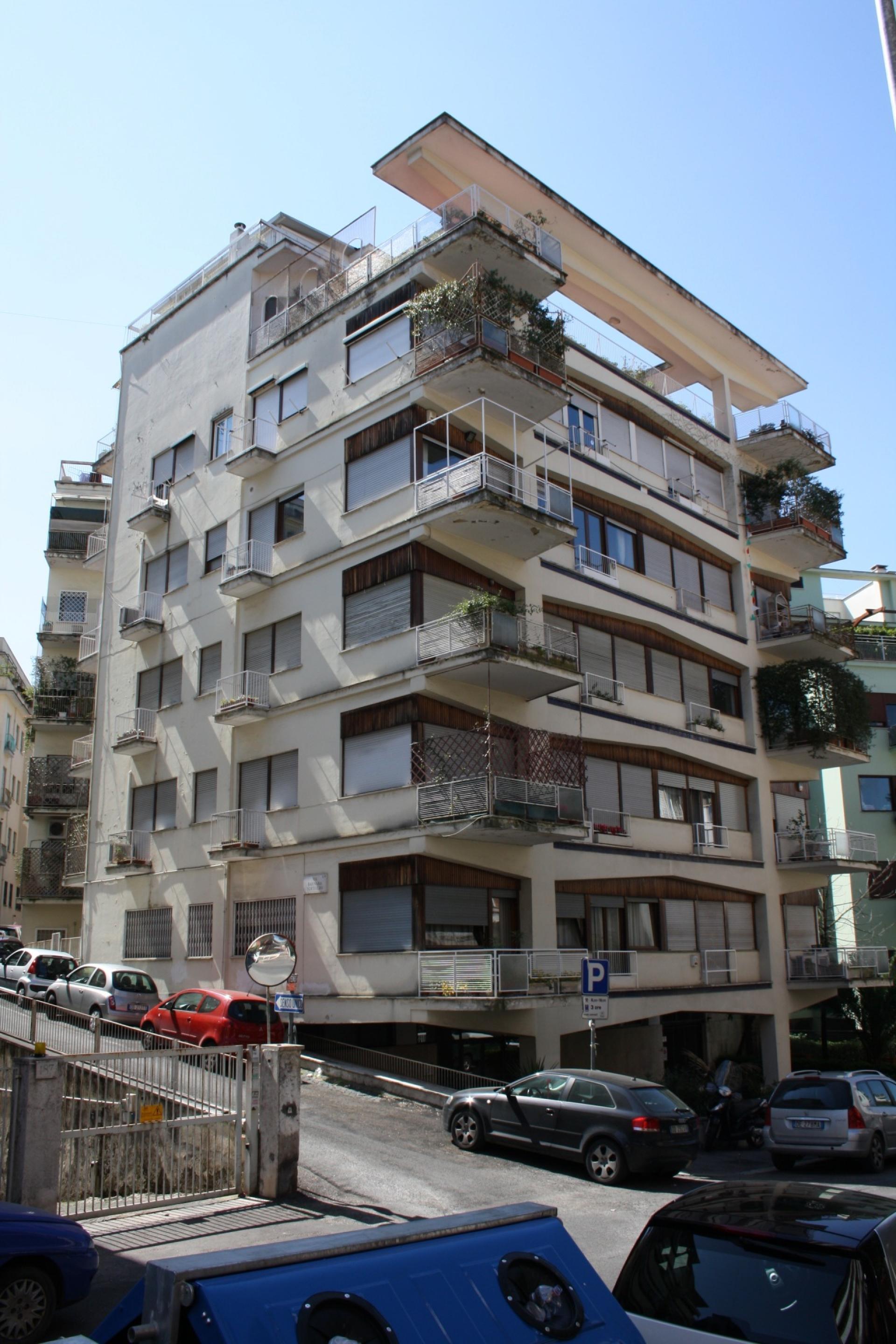 Palazzina in via Archimede, Rome (1950) by Amedeo Luccichenti, Vincenzo Monaco, Riccardo Morandi | Photo © Luka Skansi