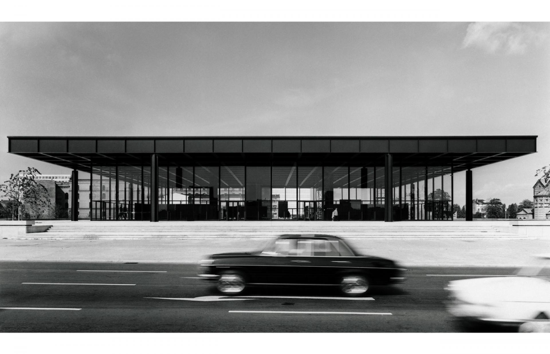 The pre-stressed steel roof is supported by eight columns. | Photo © Reinhard Friedrich; Archiv Neue Nationalgalerie, Staatliche Museen zu Berlin