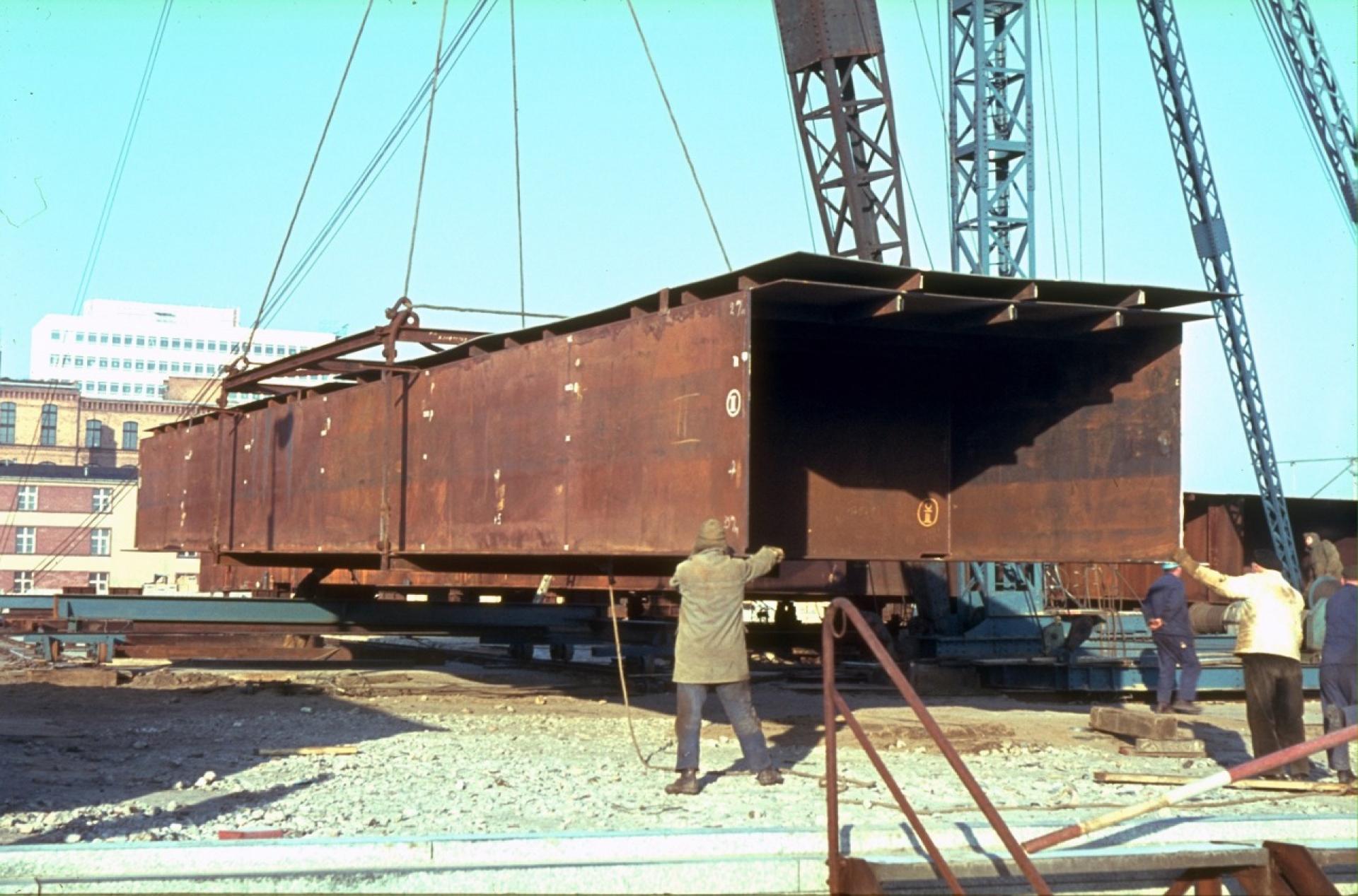 The construction of the lift slab system. | Photo © Heinz Oeter