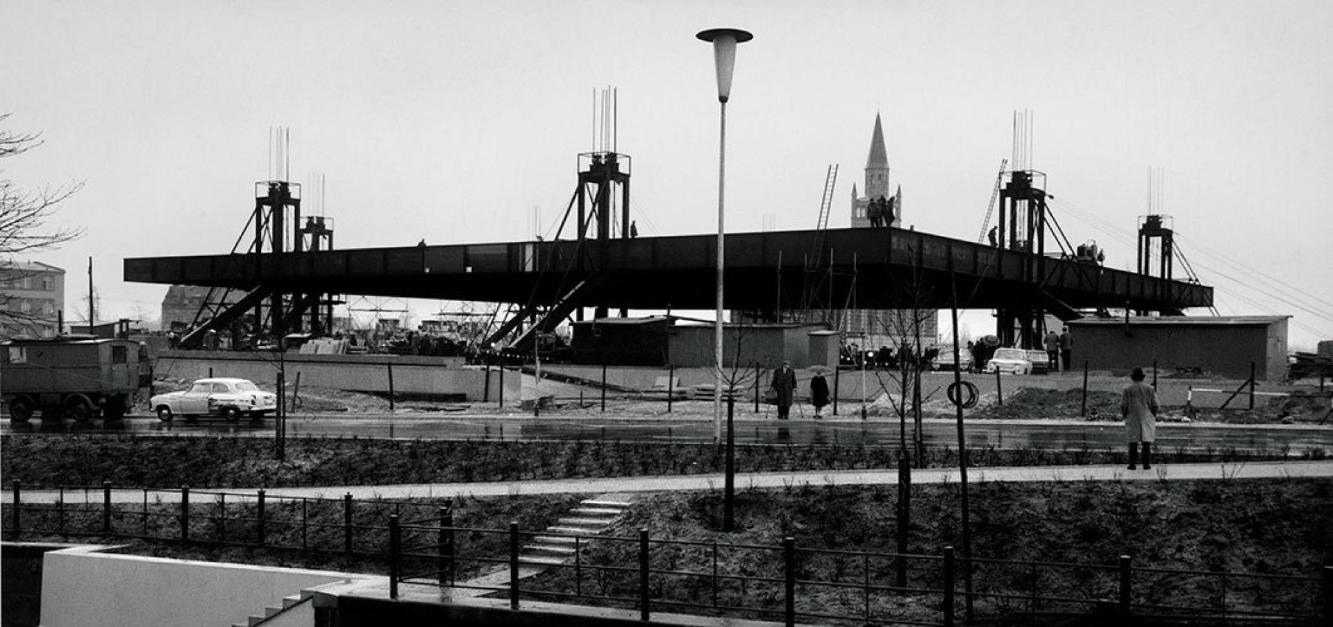 The massive roof was prefabricated on site and raised to its final position by using an array of hydraulic jacks. | Photo © Staatliche Museen Berlin