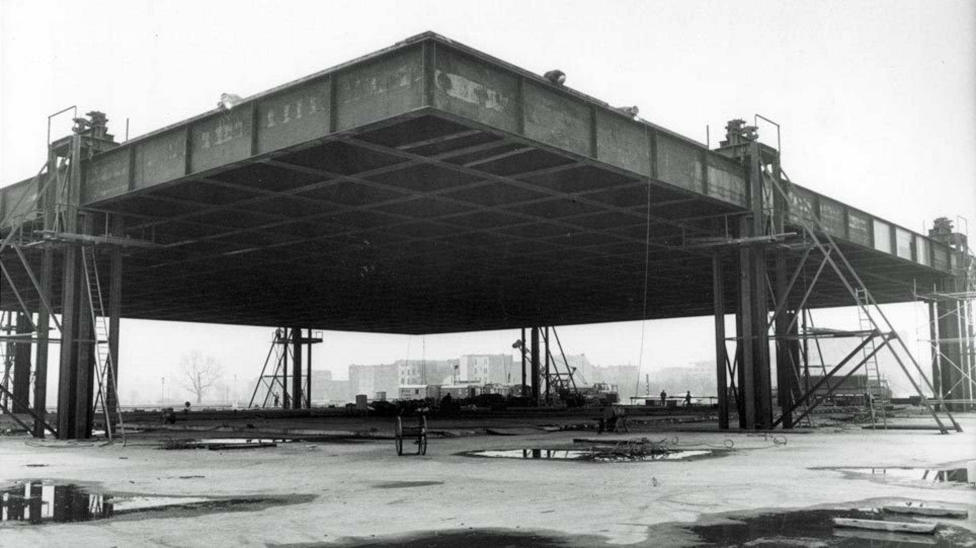 The steel roof structure was lowered onto eight supports (5. April 1967). | Photo © SMB Zentralarchiv