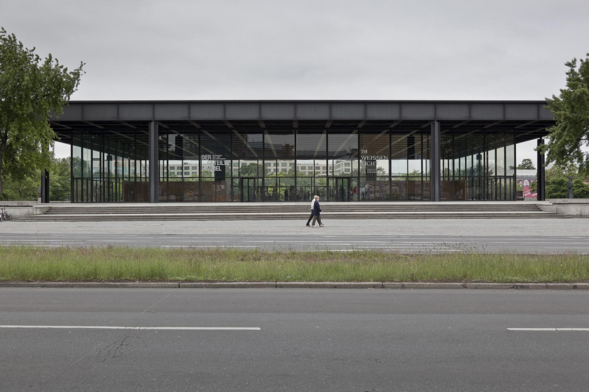 The building view from Potsdamer Strasse. | Photo © Ute Zscharnt for David Chipperfield Architects