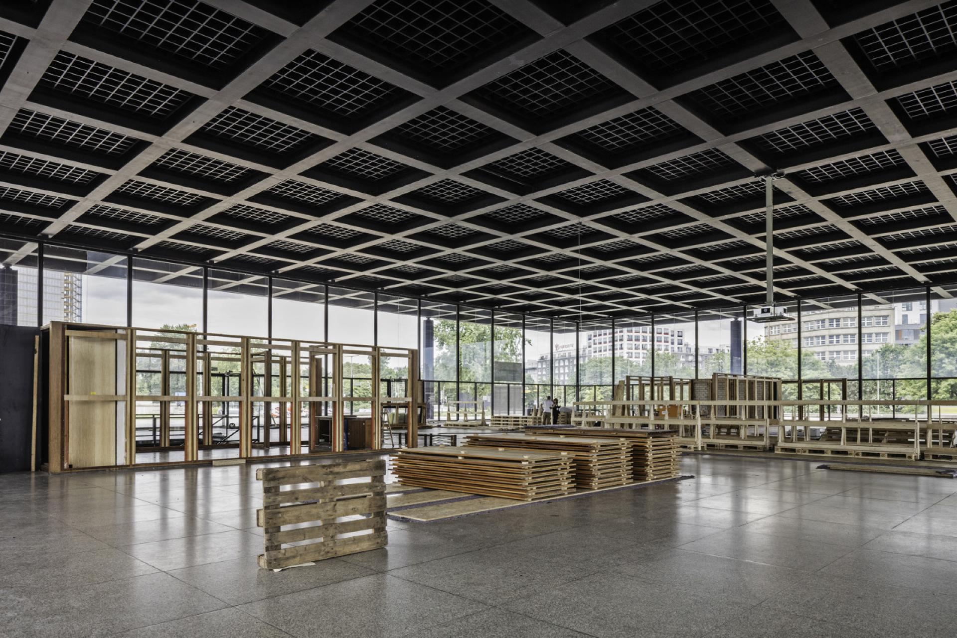 Dismantling of the cloakroom and staircase in the upper hall. | Photo © Ute Zscharnt for David Chipperfield Architects