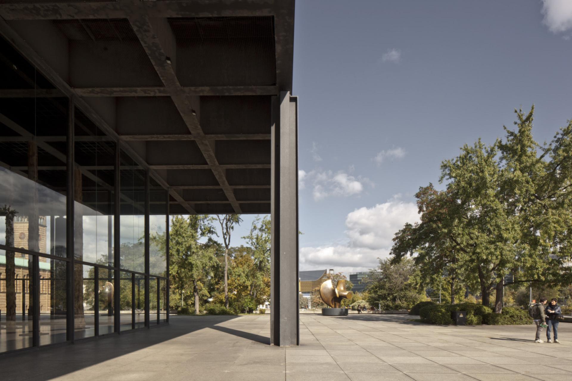 The structural framework of the roof on eight steel beams and the glass facade will be restored. | Photo © Ute Zscharnt for David Chipperfield Architects