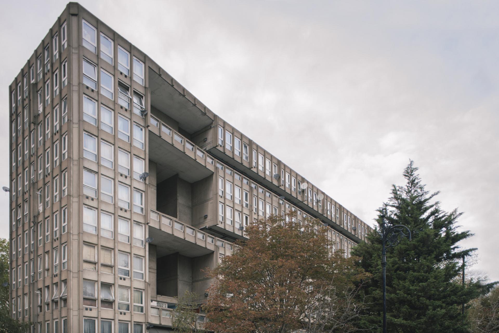 In the Robin Hood Gardens the street-in-the-sky concept took form as broad aerial walkways into the long concrete blocks. | Photo © Lorenzo Zandri 2018