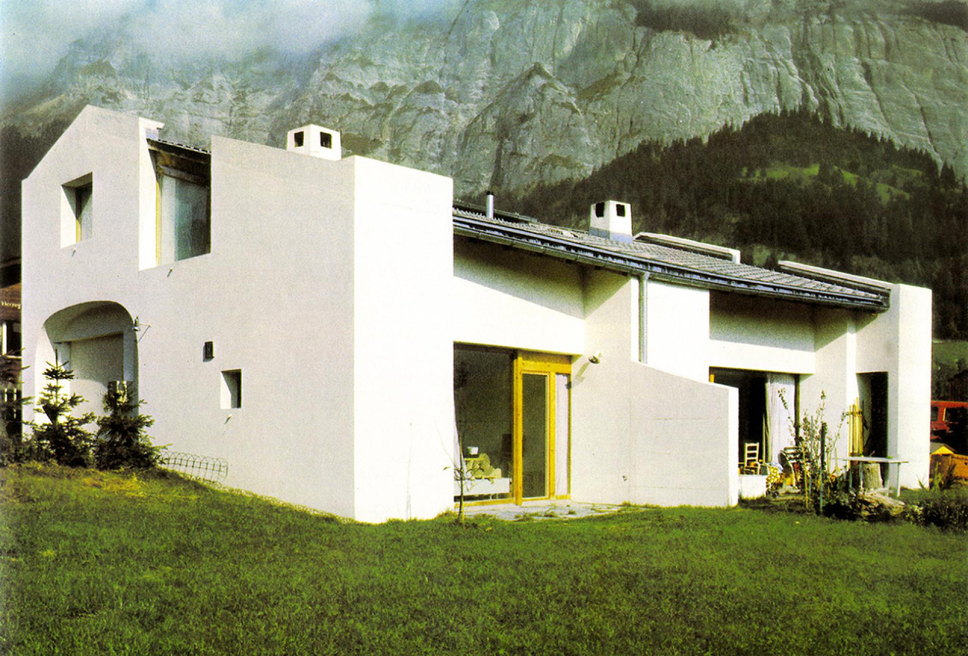 Schäfer house (1975) designed by Rudolf Olgiati in Flims - Graubünden, Switzerland. | Photo via Elara Fritzenwalden