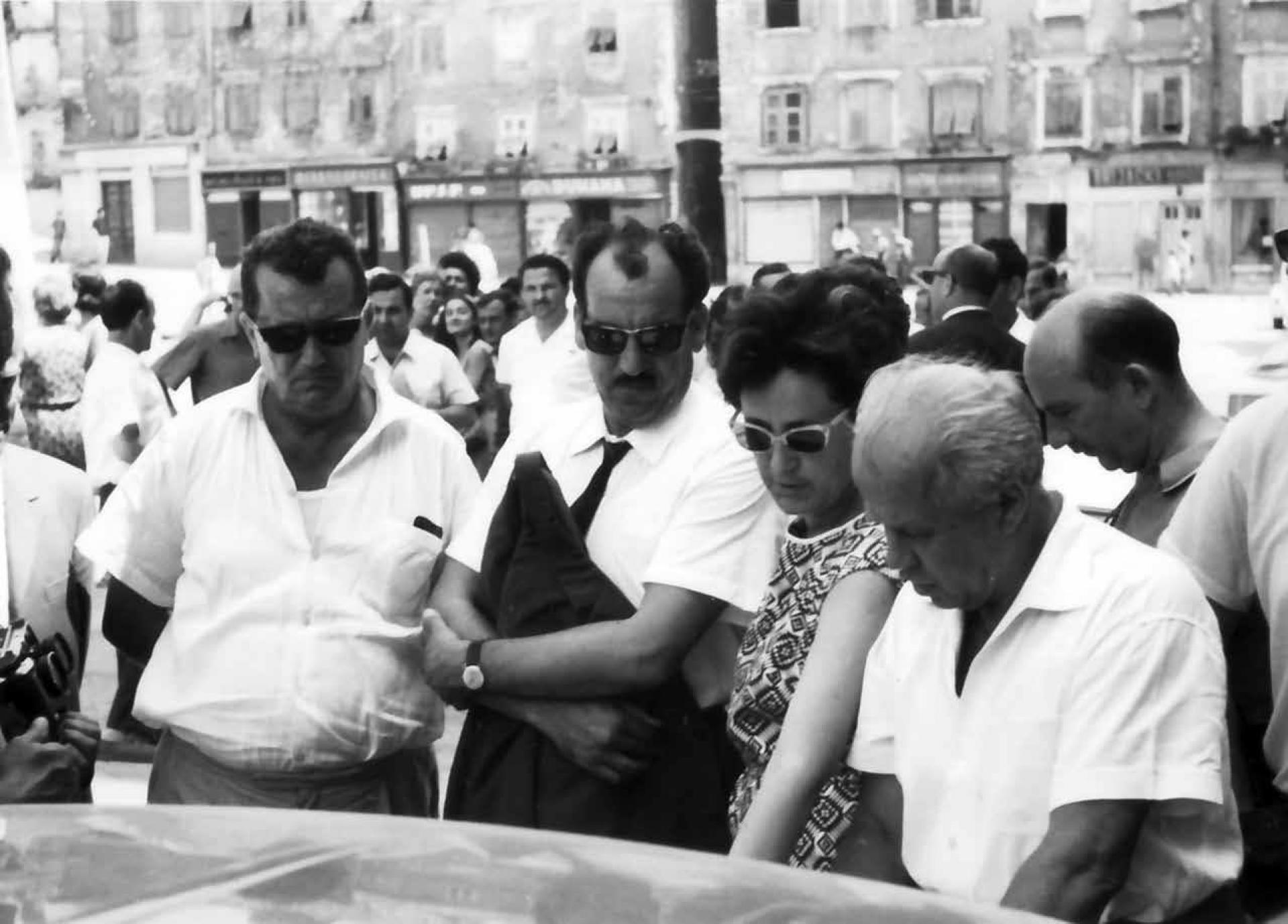 Ada Felice-Rošić at the building site, explaining the details of the design for Korzo department store in Rijeka (1968). | Photo via Rijeka City Museum (2013)