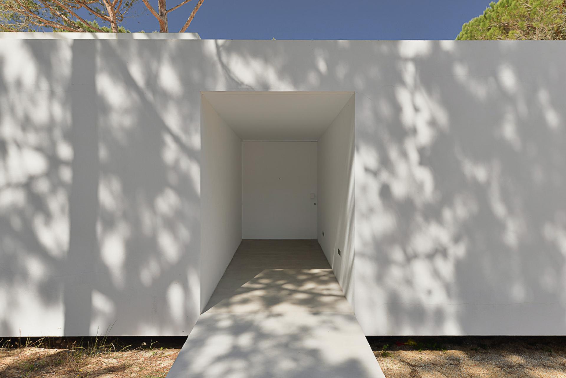 The presence of House Colares defines the plot with sharpe white edges.