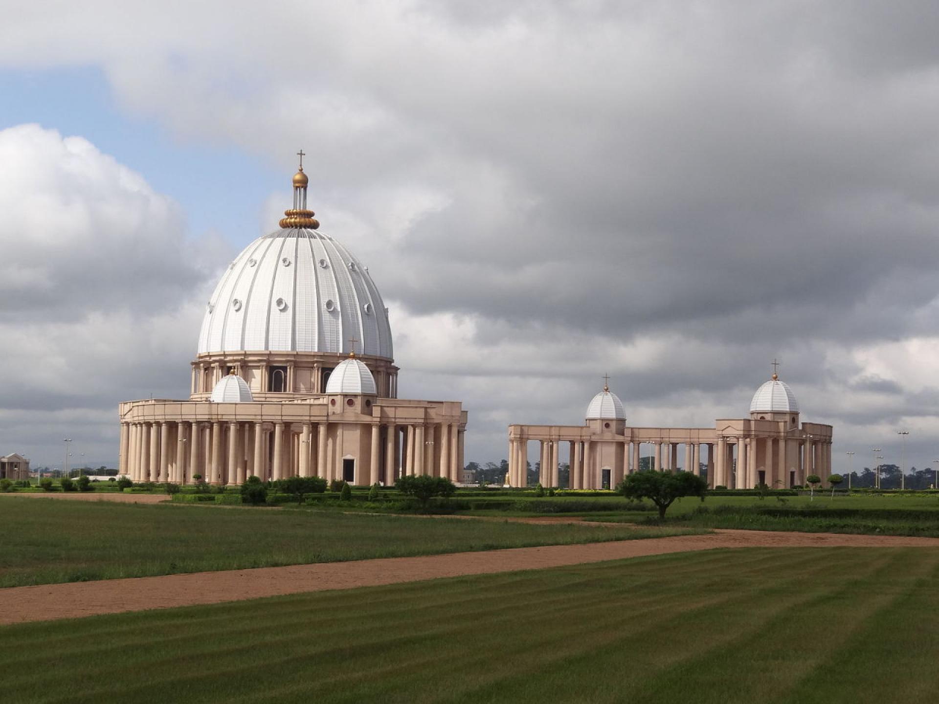 Basilica of Yamoussoukro resembles St. Peter’s in Rome. | Photo via Wikimedia