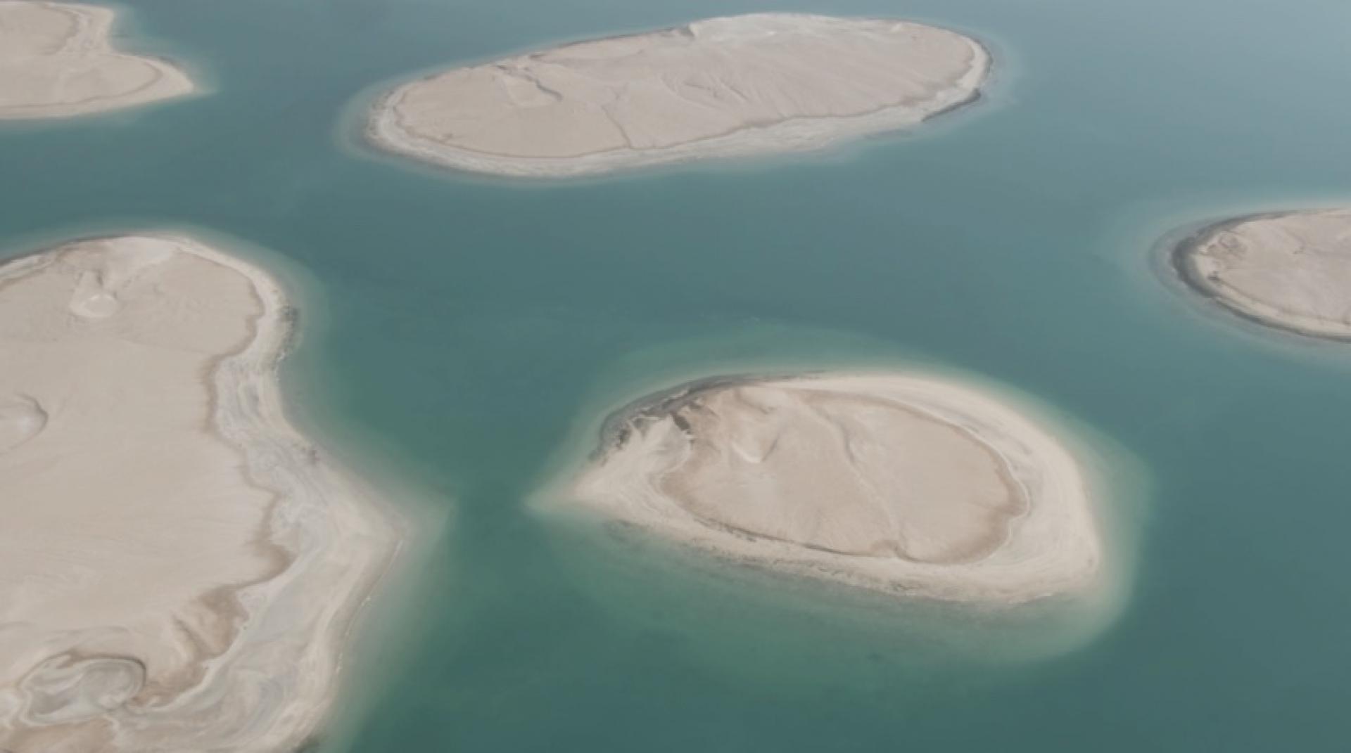 Islands are created by dredging sand from the coast. | Photo © Elian Stefa