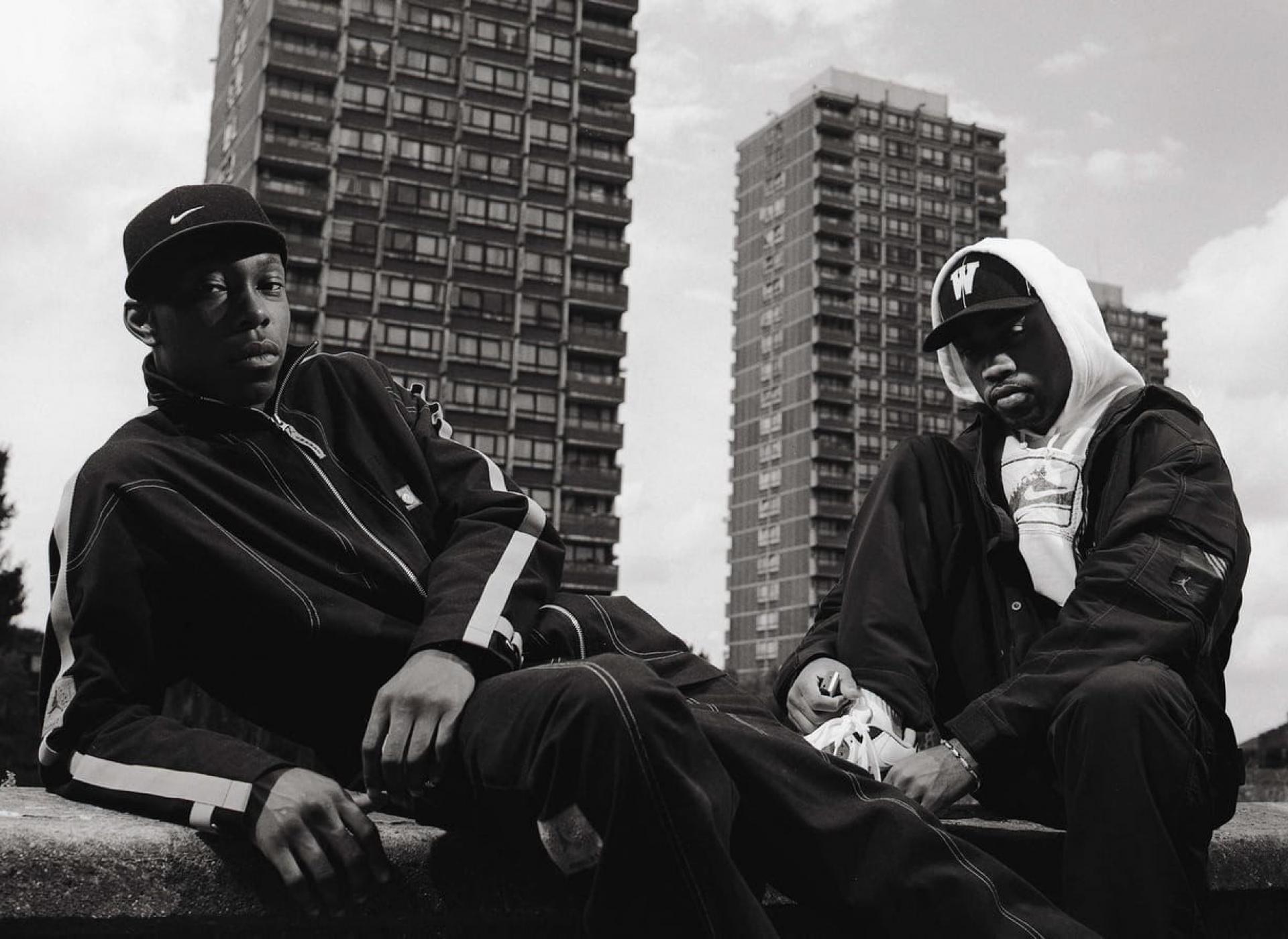British rappers Dizzee Rascal and Wiley relax by the Crossways estate in Bethnal Green, London (2002) | Photo © avid Tonge/Getty Images