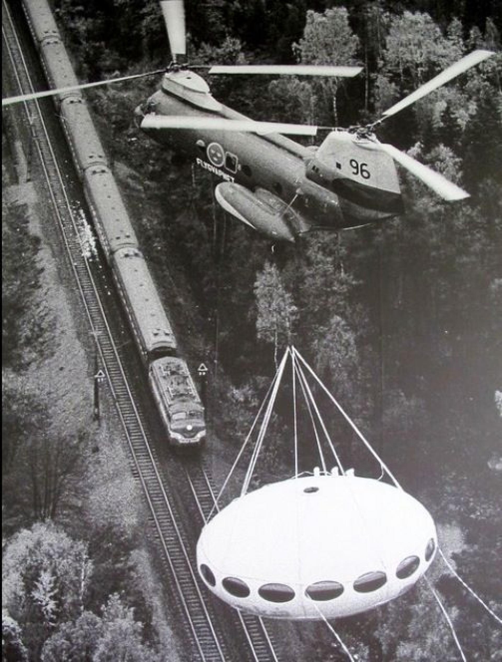 Transport of the Futuro House with the helicopter. | Photo via Pinterest