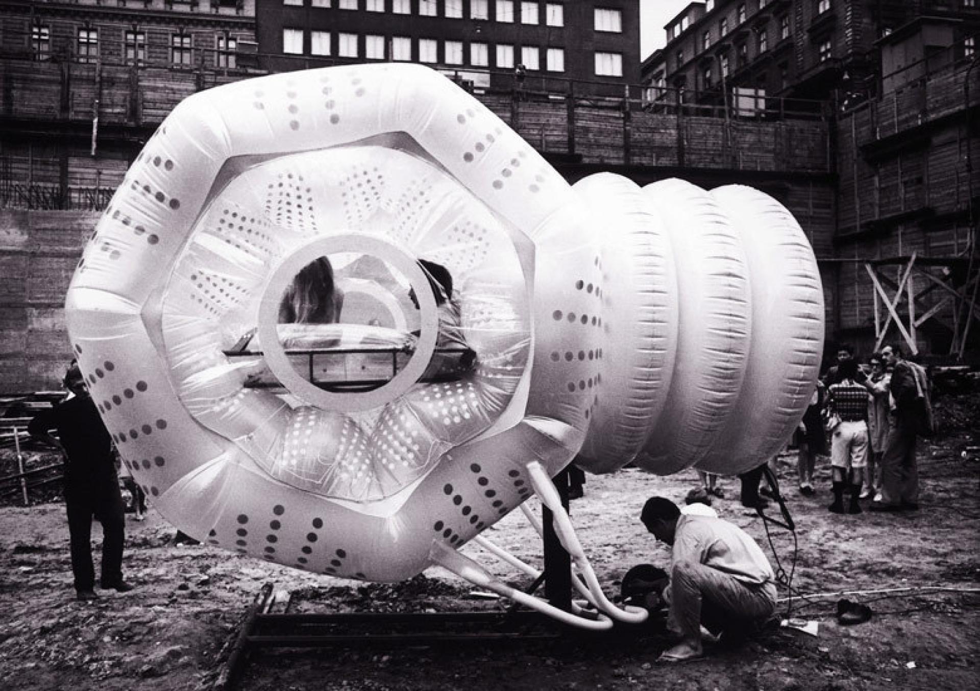 The user traverses the threshold of three air rings to arrive in an inner sphere, with a transparent plastic mattress. | Photo via Ortner & Ortner