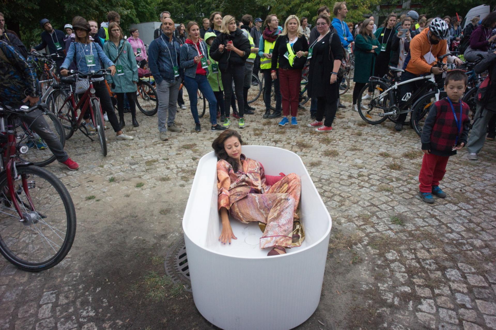 Why was Mies sleeping in the bath tube - a performance during the first stop.