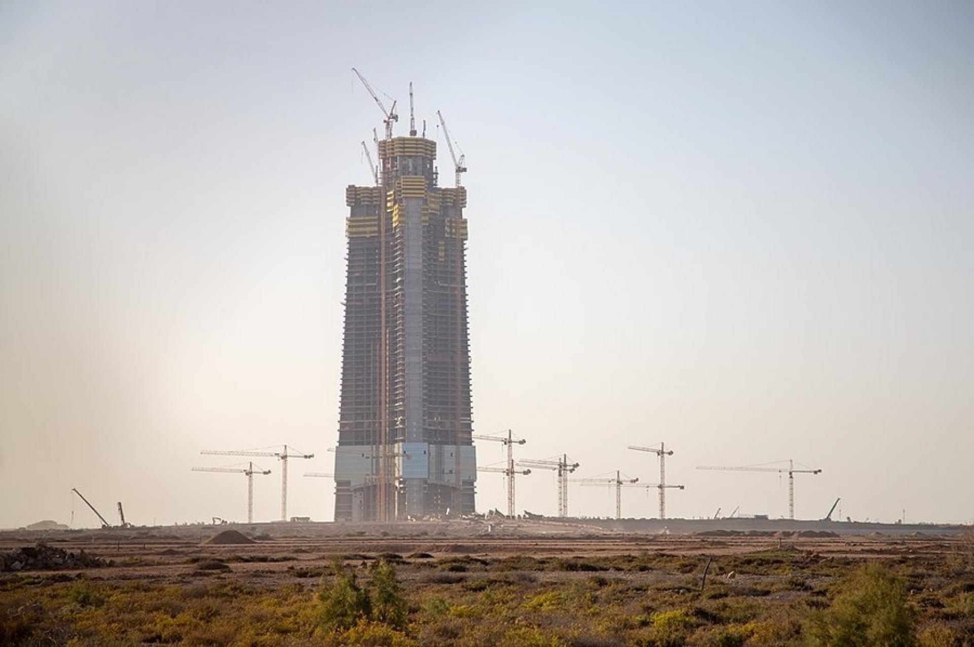 Jeddah tower (render) and during the construction 2019. | Photo via Vikas