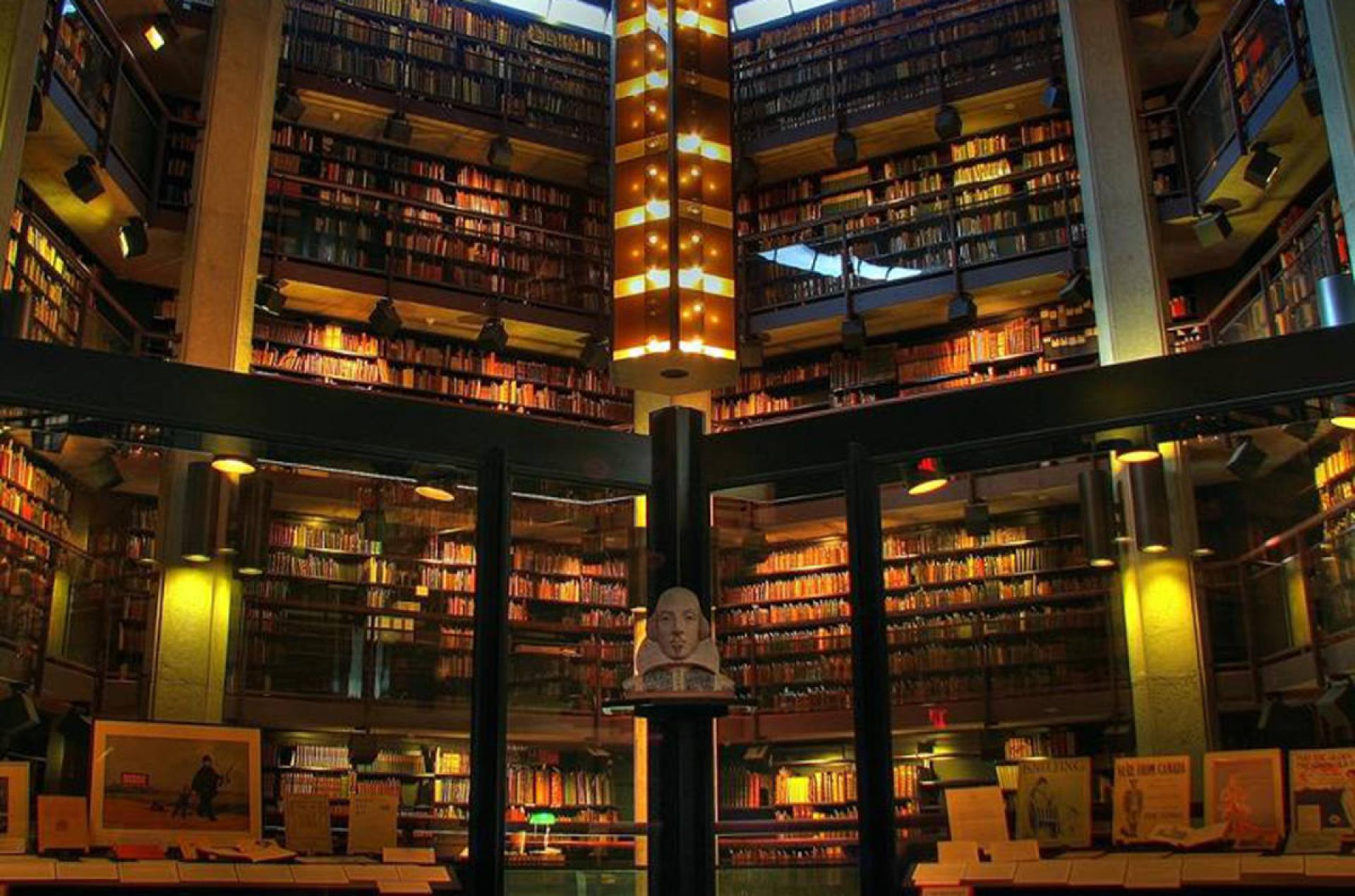 Two adjacent buildings, holding the collections of Toronto University; the six floors volume of the Fisher Rare Books Library contains a breathtaking space dedicated to ancient and rare books. | Photo via FIG projects