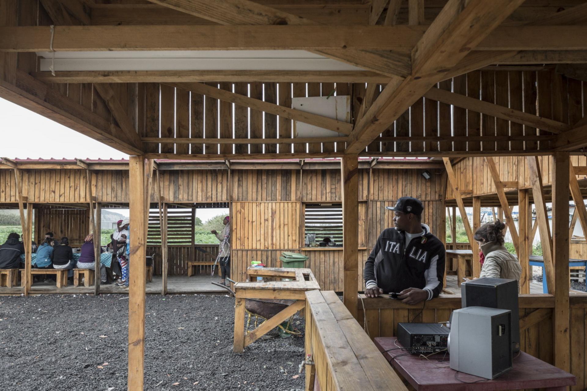 Internal courtyard of the Community Kitchen. | Photo © FG + SG