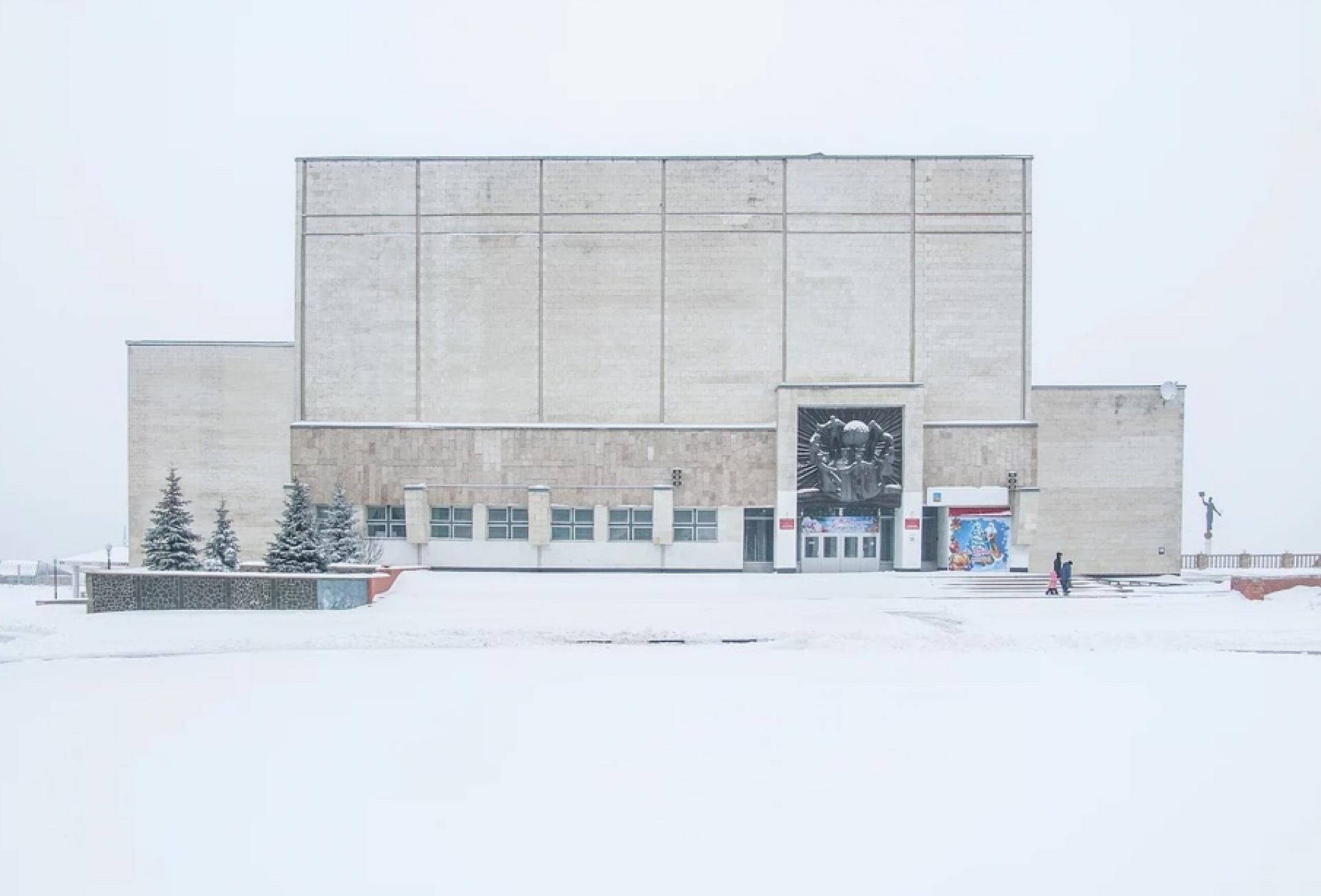 Palace of culture by Ovsyannikov and Lifshits, Belgorod (1989).