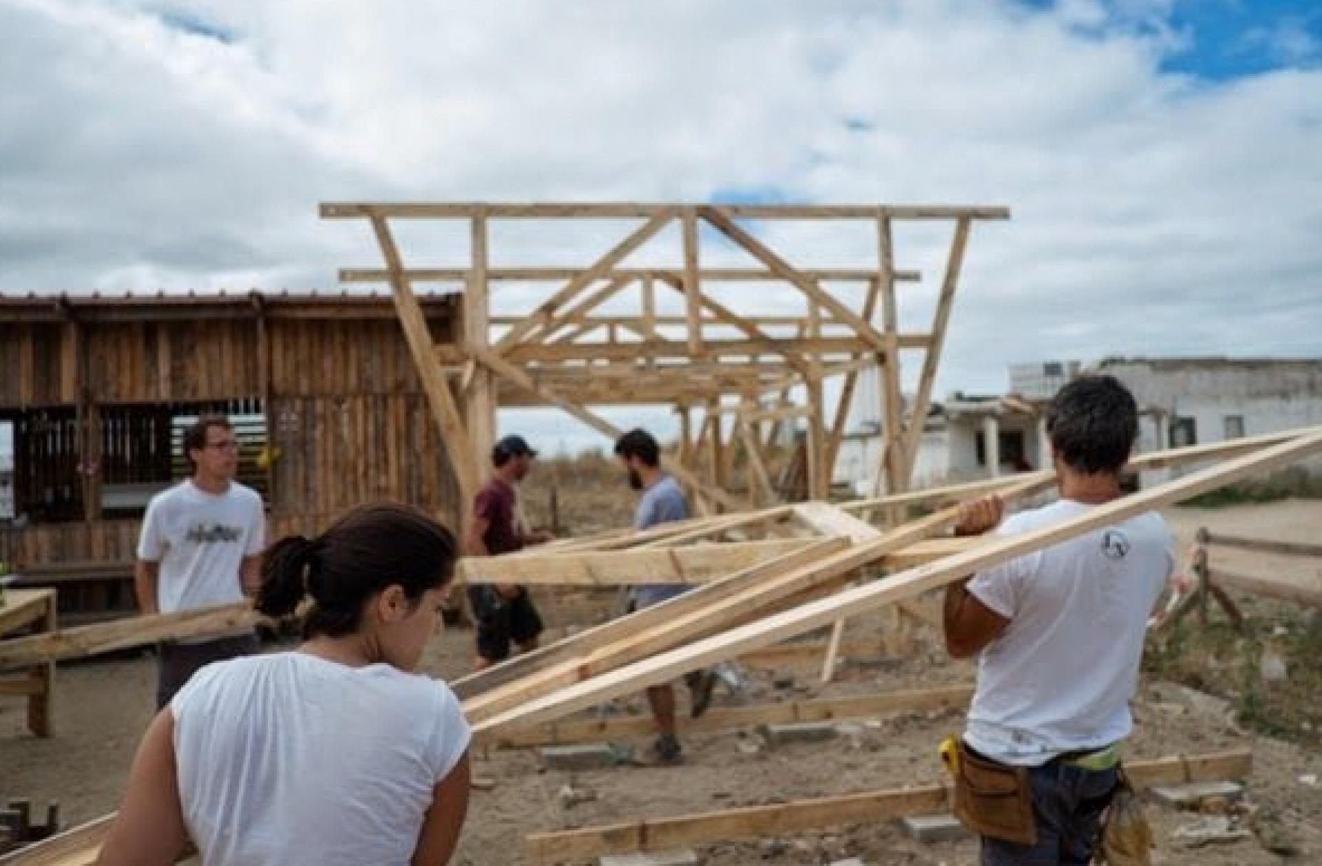 Construction of the Community Kitchen of Terras da Costa in Almada (2014). | Photo: Sam Boche