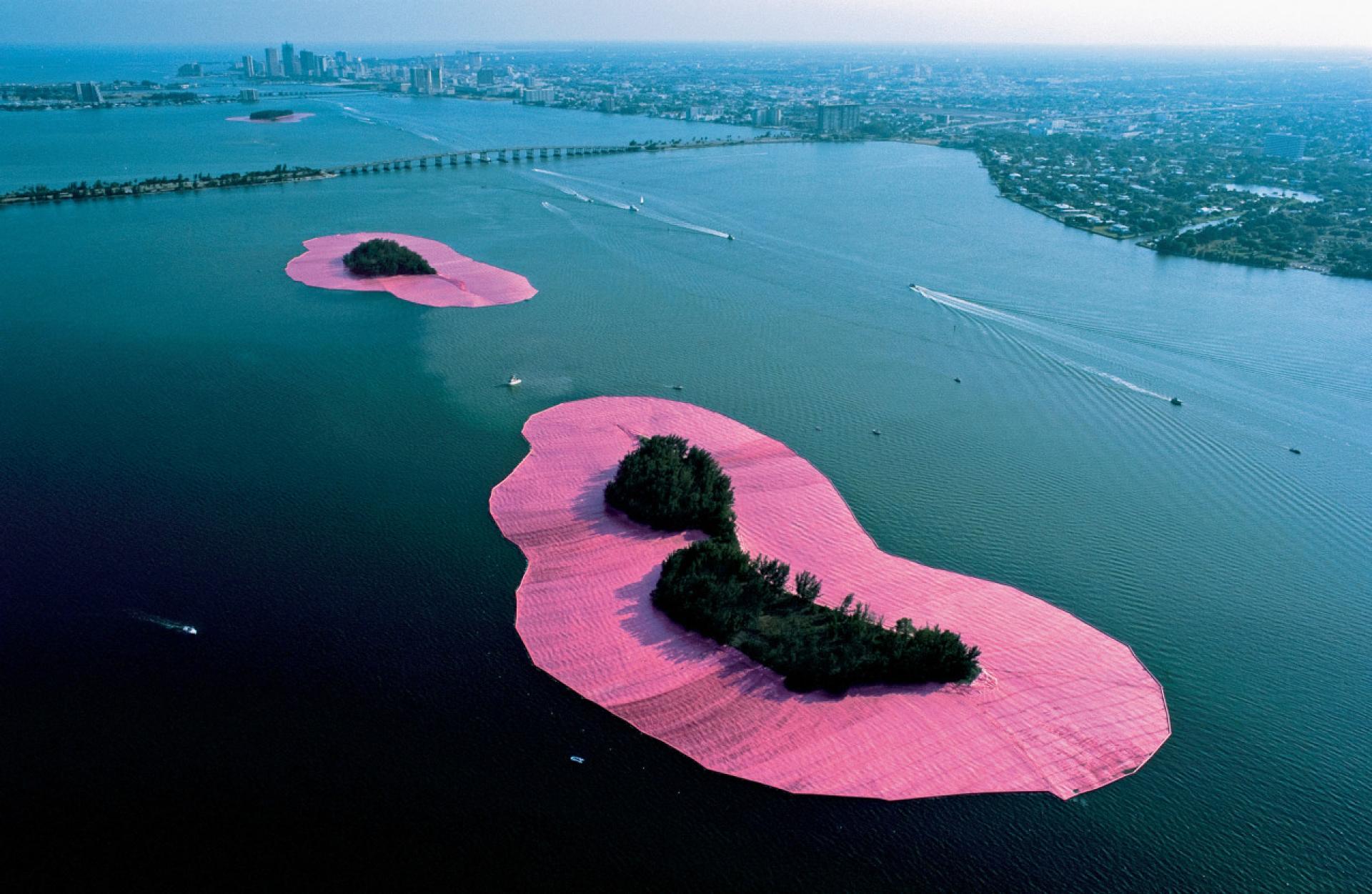 Surrounded Islands, Biscayne Bay, Greater Miami, Florida | Photo Wolfgang Volz © 1983 Christo