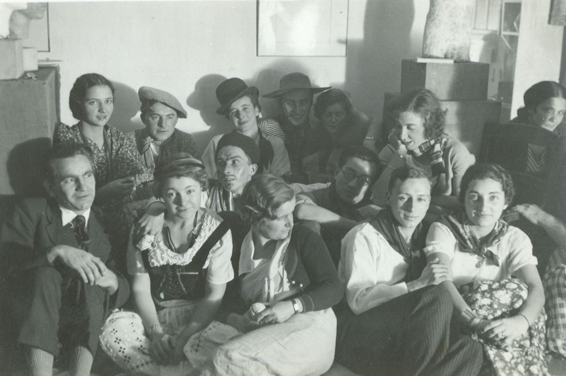 Milan Sever (first from left) and Junzo Sakakura (in the middle with glasses) at the Paris party in 1933/34. | Source from private archive