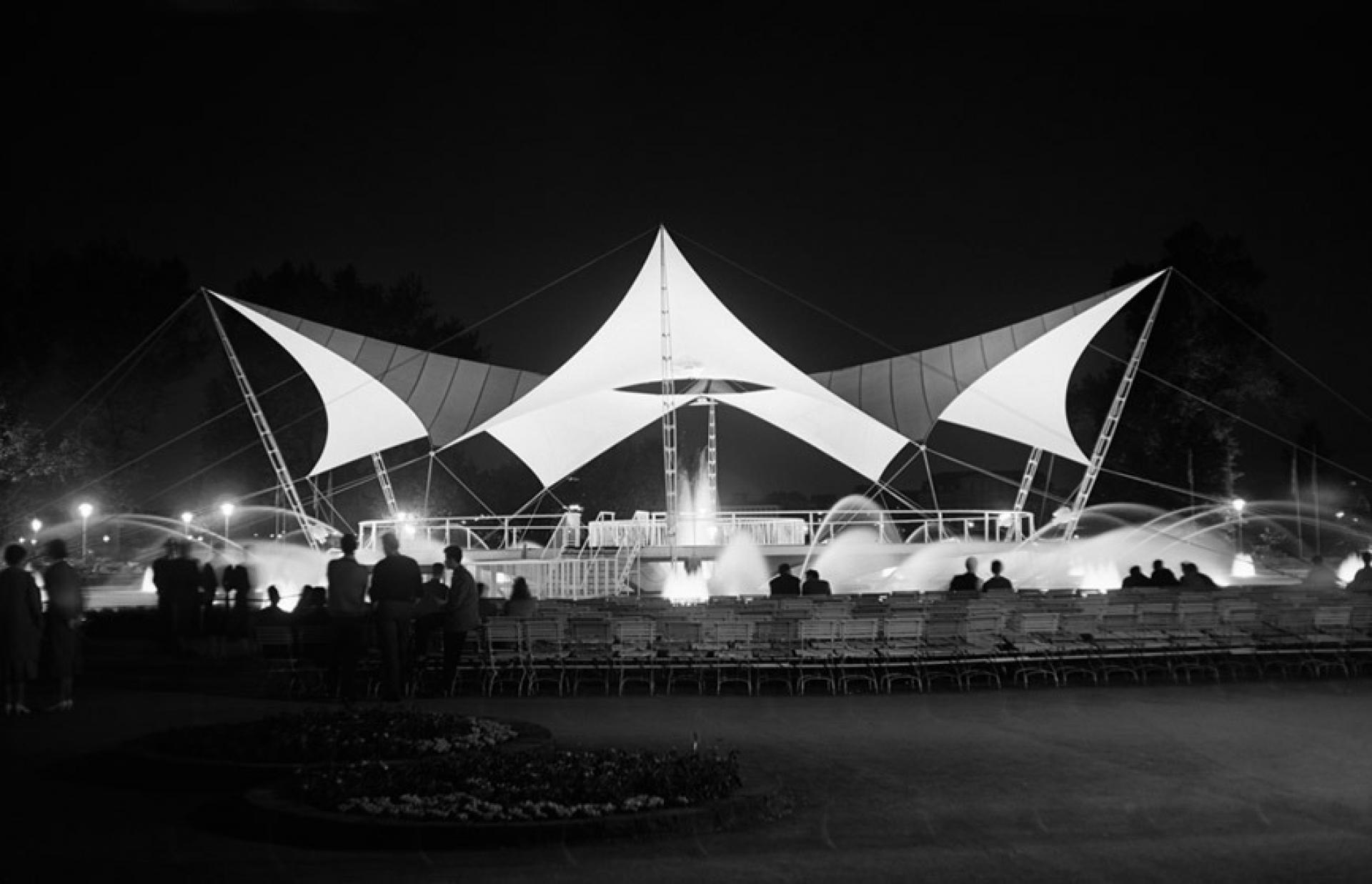 Night view of the Tanzbrunnen für die Bundesgartenschau 1957 in Köln | © saai Südwestdeutsches Archiv für Architektur und Ingenieurbau, Karlsruher Institut für Technologie, Werkarchiv Frei Otto