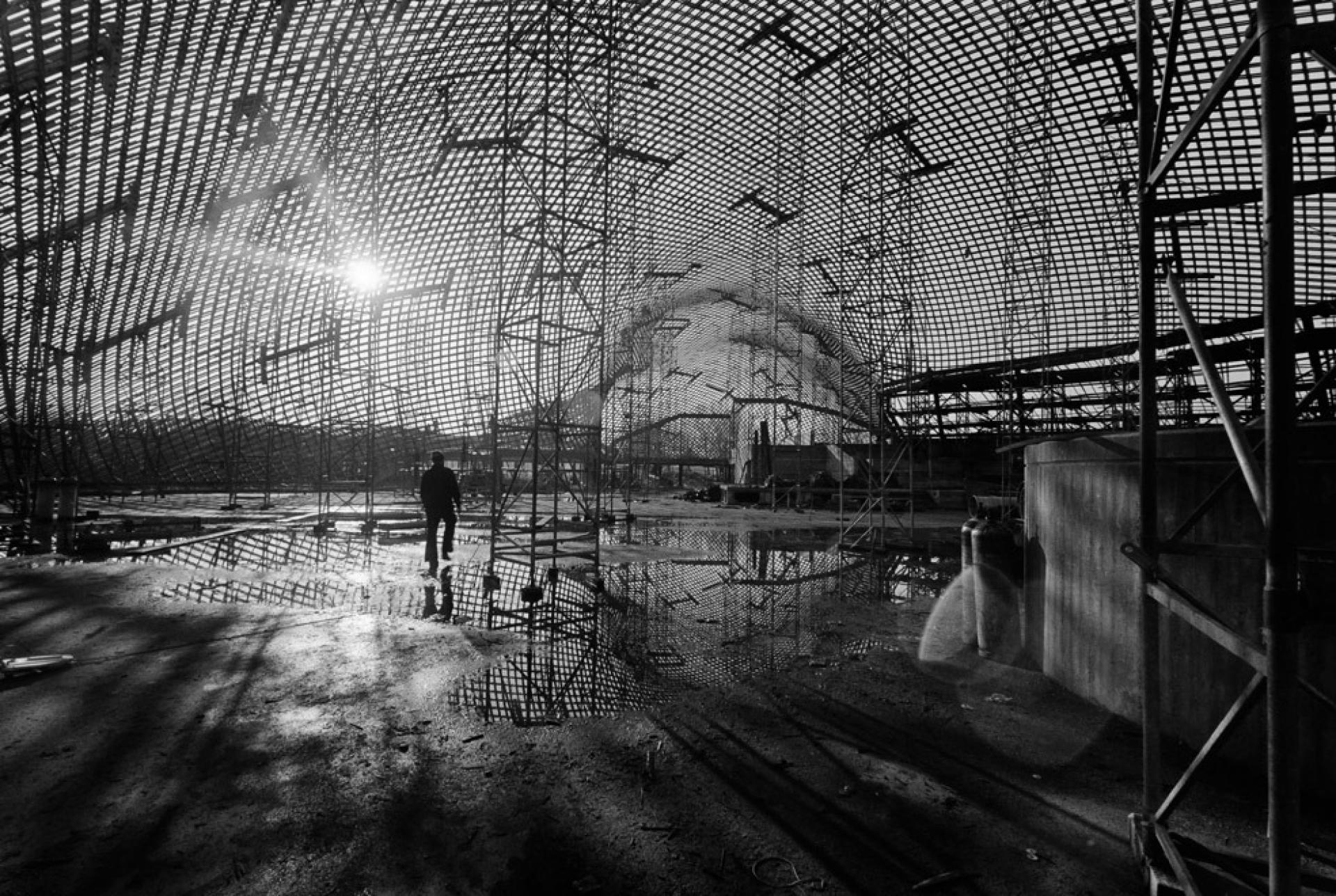 Inside Mannheim Multihalle during the erection of construction in 1975 | © saai Südwestdeutsches Archiv für Architektur und Ingenieurbau, Karlsruher Institut für Technologie, Werkarchiv Frei Otto