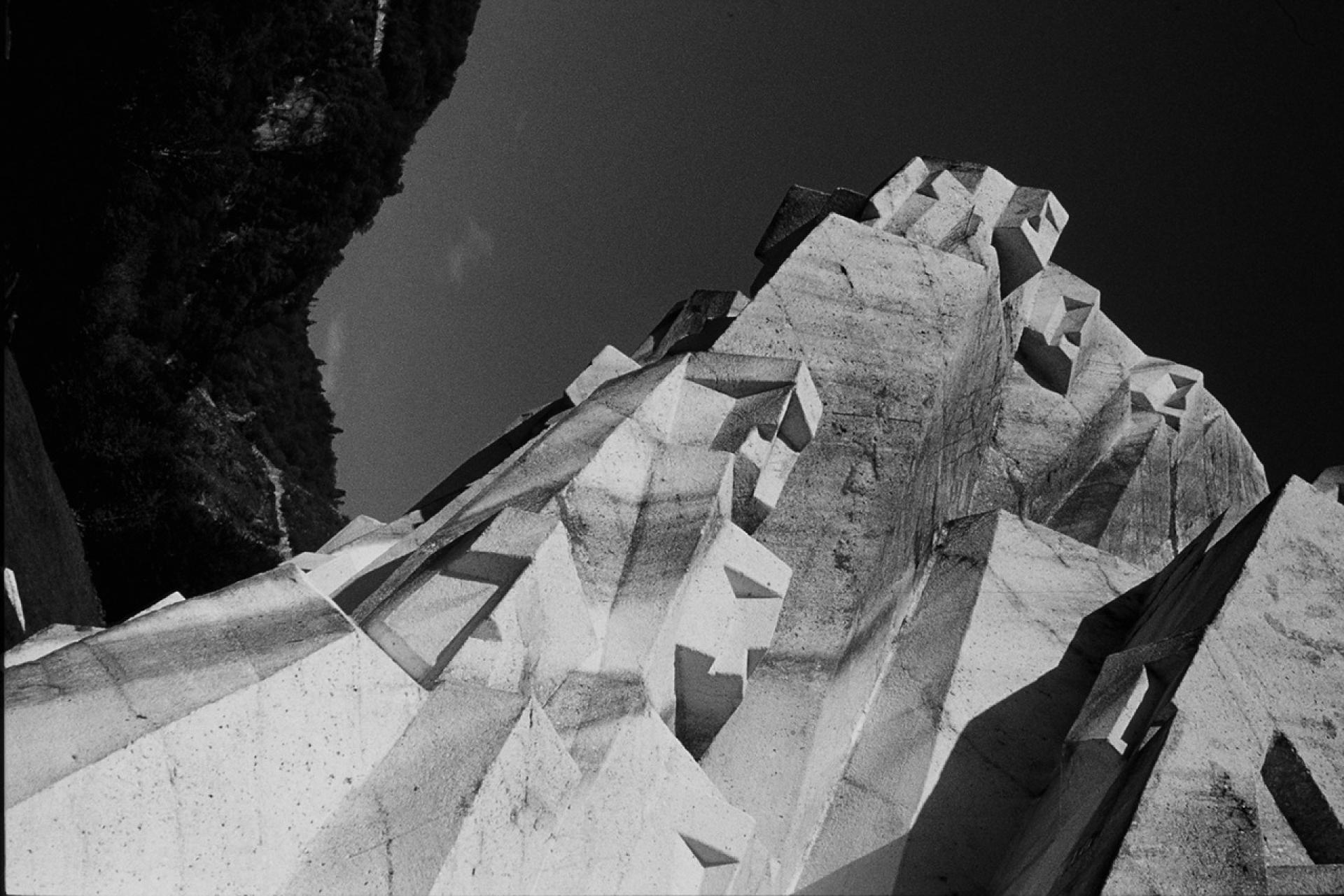 The monument dominates over the Valley of the Heroes representing two Partisan columns breaking through the Nazi encirclement, the two white-concrete wings appear weightless. | Photo © Miodrag Živković Archive