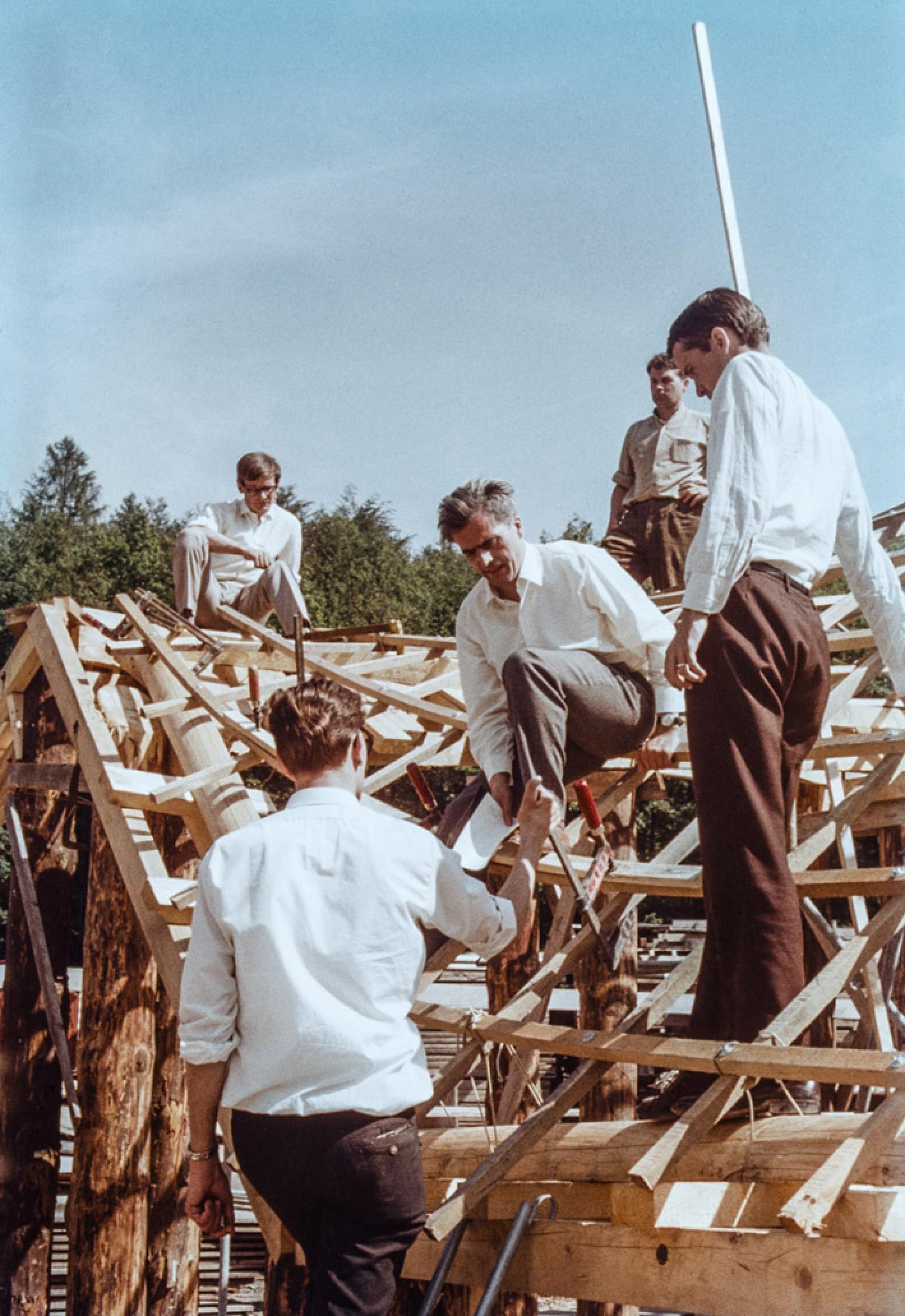 Frei Otto on the experimental set-up for Montreal | © saai Südwestdeutsches Archiv für Architektur und Ingenieurbau, Karlsruher Institut für Technologie, Werkarchiv Frei Otto