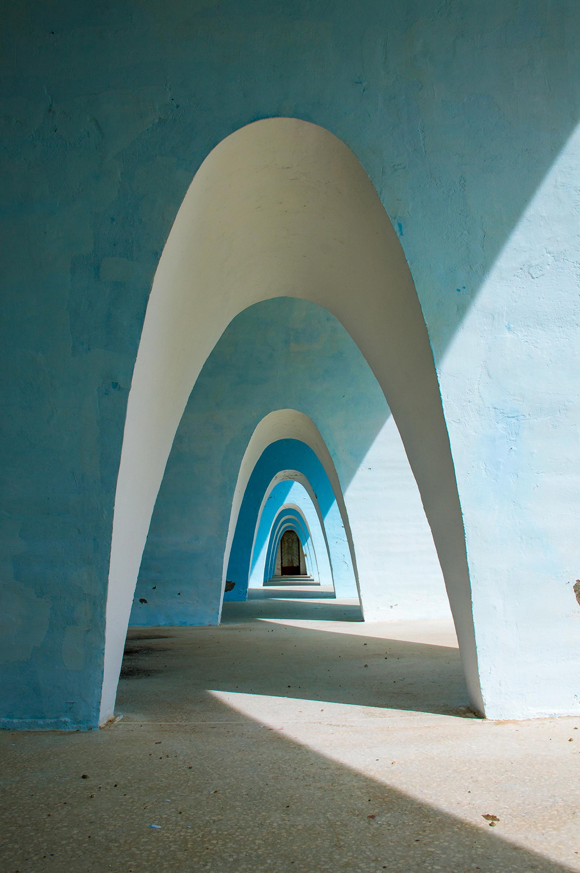 Concrete arches of Magoula Cemetery emanate an aura of Aalto’s wave designs or elements of Niemeyer’s Brasilia | Photo by Exporabilia