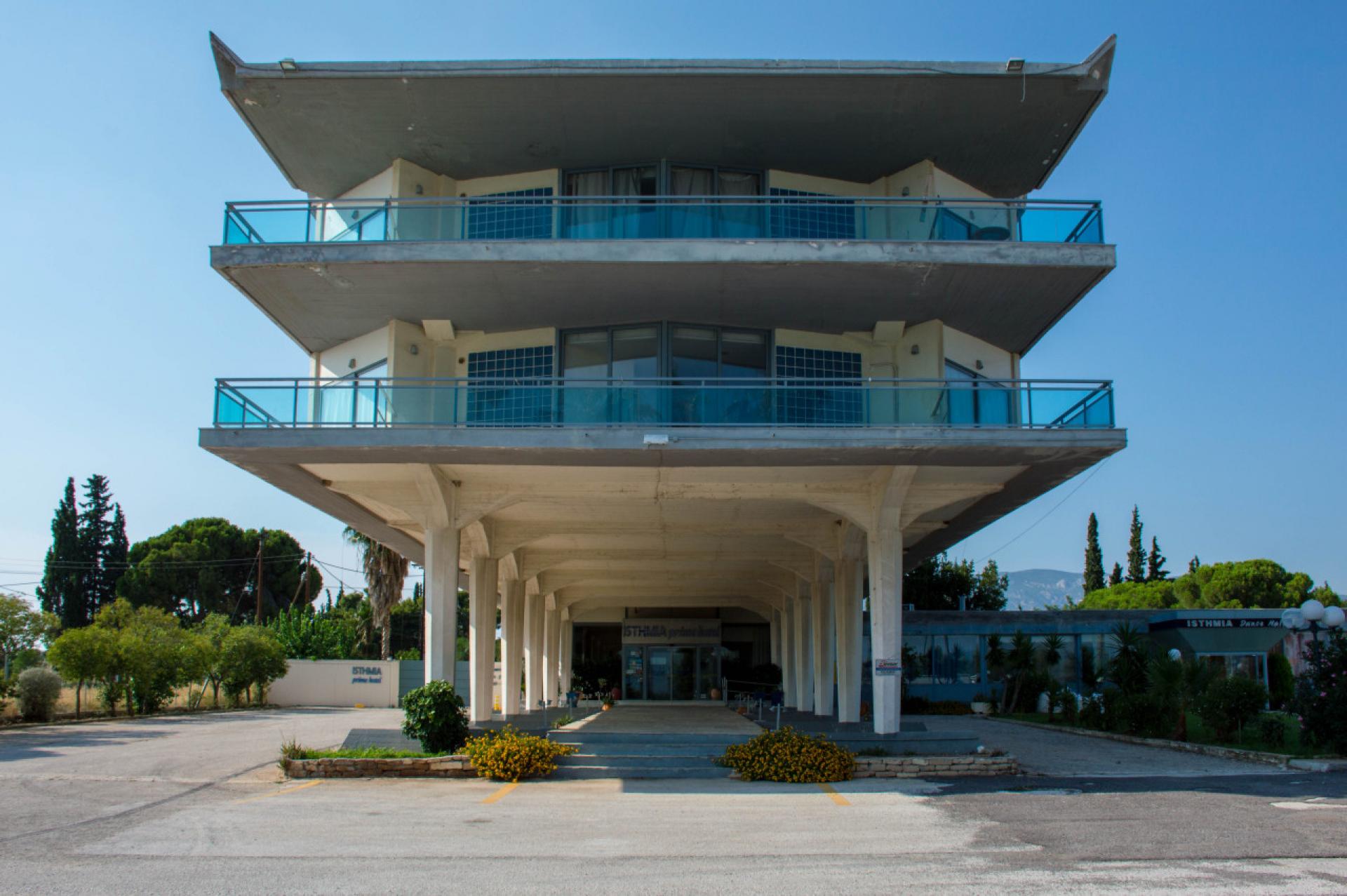 The colonnade is supporting the 3-storey main residential block, with the rooms arranged obliquely to the main axis. | Photo by Exporabilia