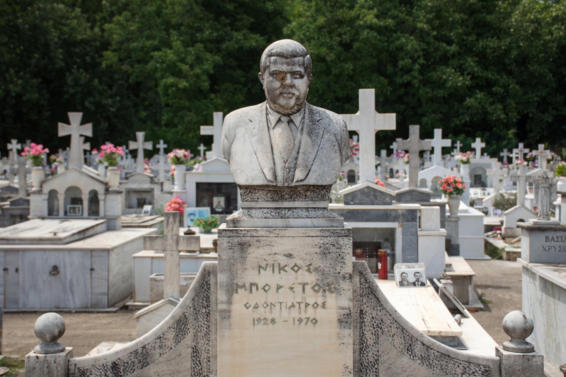 Shapes and materials of graves are different, statues and symbols reflect a closer affinity to European funerary traditions. | Photo by Exporabilia