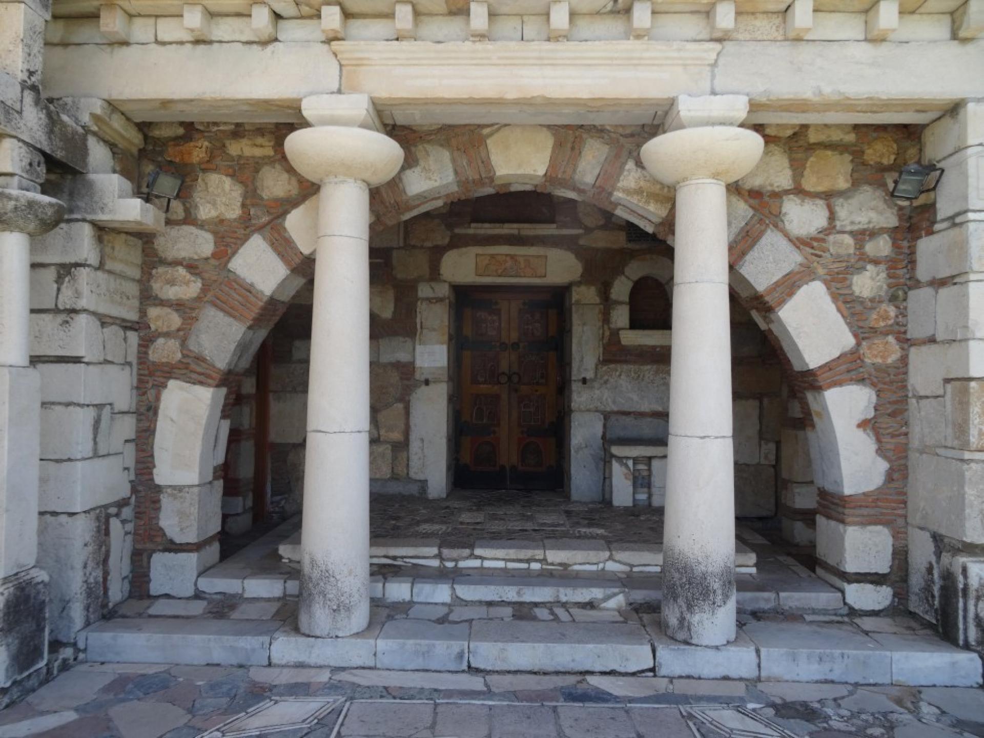 Heroic Tomb, Jacob’s Well and the Church’s Entrance. | Photo © M. Hulot