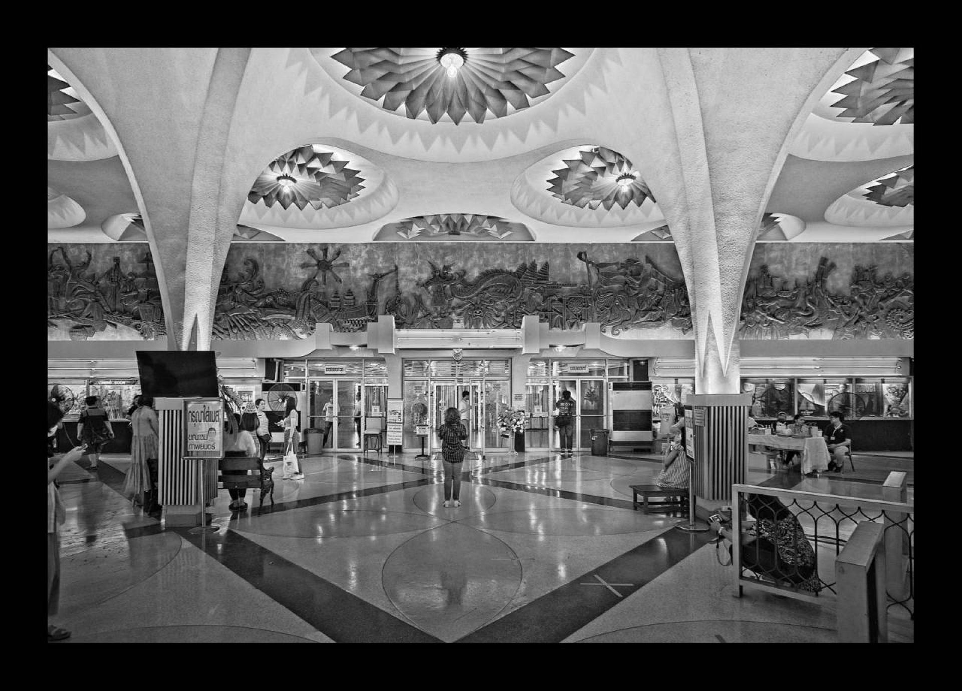 The foyer consists of a huge domed ceiling, set up with bronzed art deco flowers. | Photo © Antoine Lassus