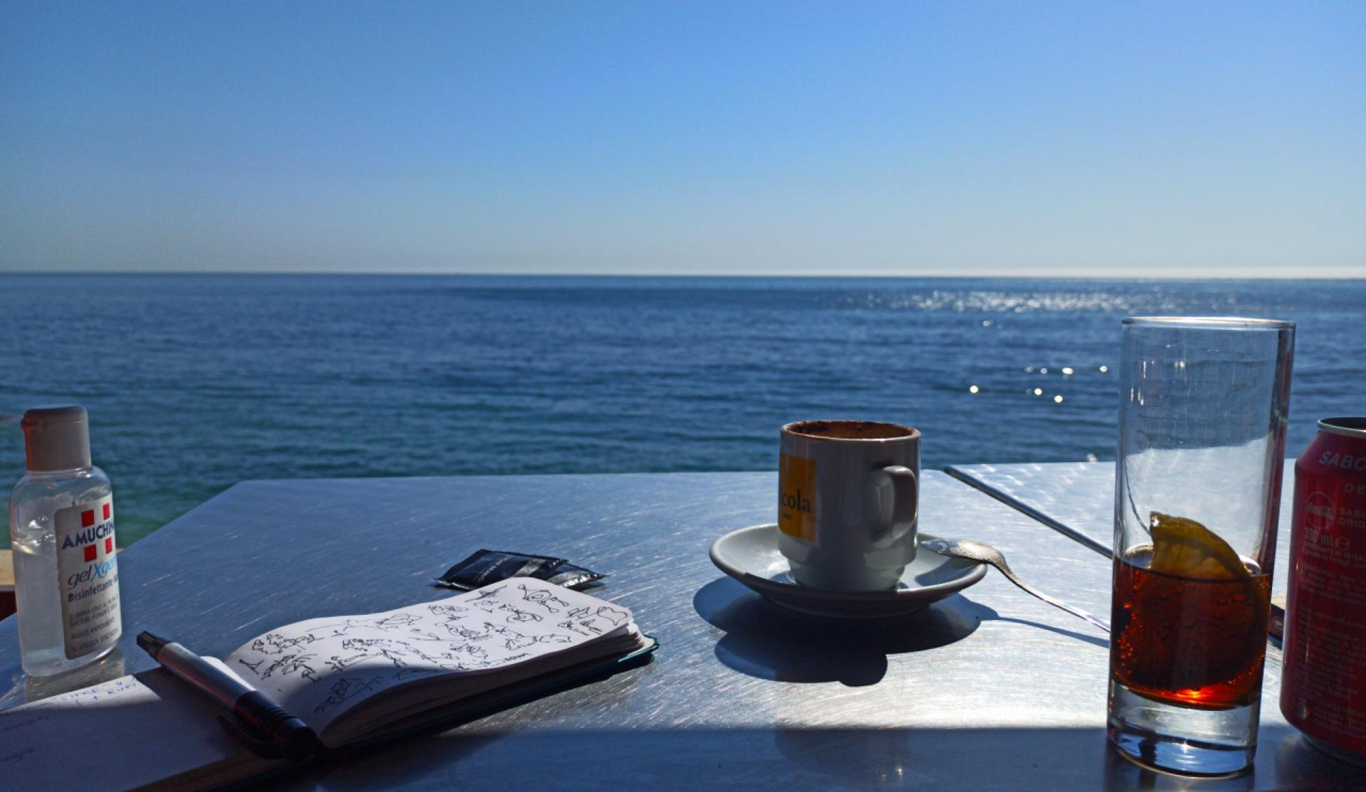 Taking a break in the summer of the 2020: the Sun, the ocean, the drinks, and the disinfectant gel. | Photo © Sonja Lakić