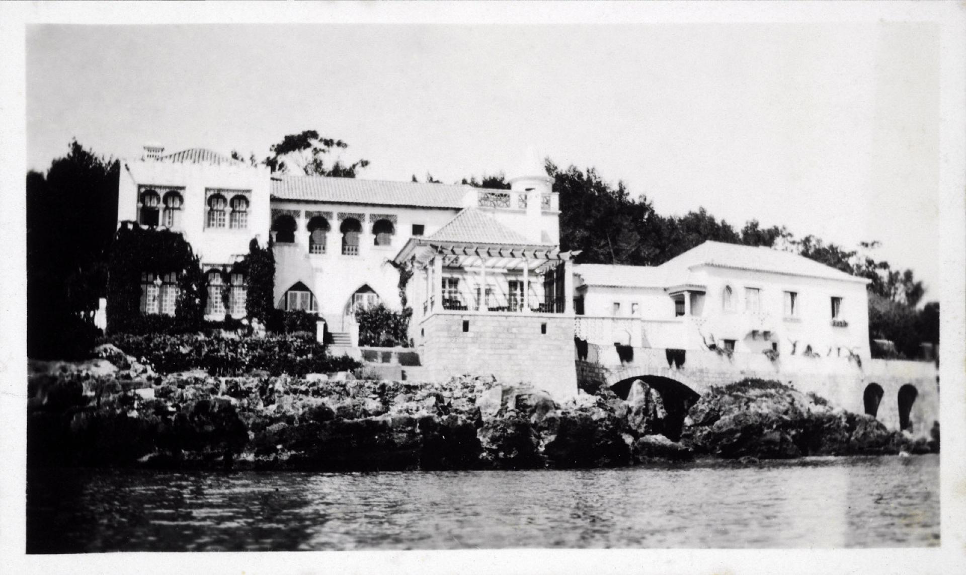 The House of Saint Mary was a luxurious private residence in Cascais, Lisbon District. It blends several architectural styles and influences and was built for Jorge O'Neil, an aristocrat connected to the tobacco industry. | Espólio Raul Lino - Gulbenkian Foundation I Art Library