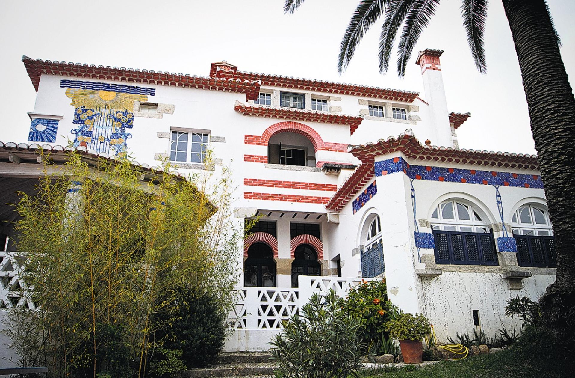 The Montsalvat House was built for the pianist Alexandre Rey Colaço. In this house the characteristics of the Portuguese house are evident in the line of the plundered and topped roof with eaves, on the porches, in the covered spaces stonework, whitewashing and the use of tile. | Espólio Raul Lino - Gulbenkian Foundation I Art Library