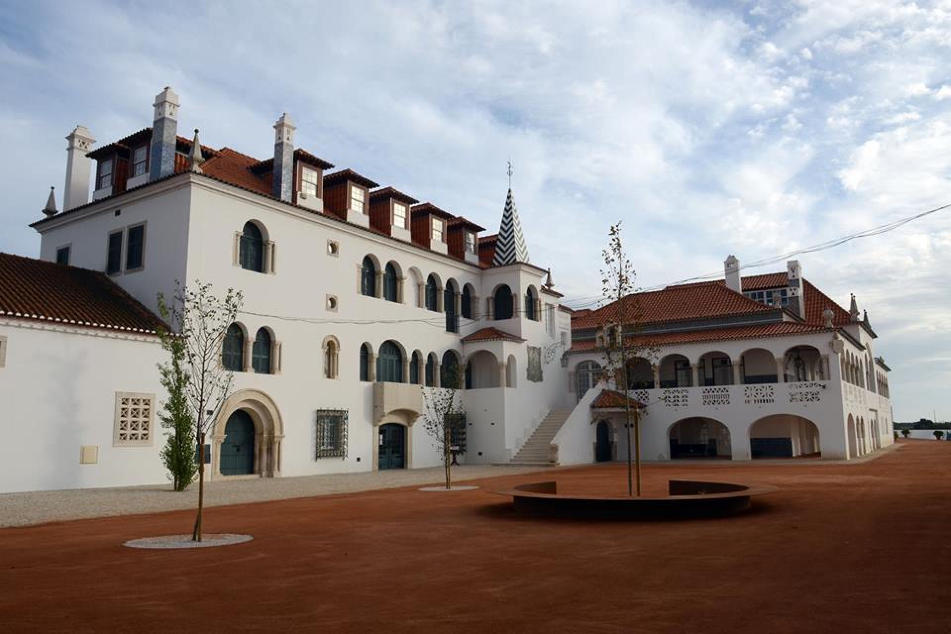 Patudos House was acquired by Carlos Relvas. His son José Relvas commissioned Raul Lino to remodel the old house, following a nationalist revivalist strand, which paid special attention to the country’s constructive traditions. | Espólio Raul Lino - Gulbenkian Foundation I Art Library