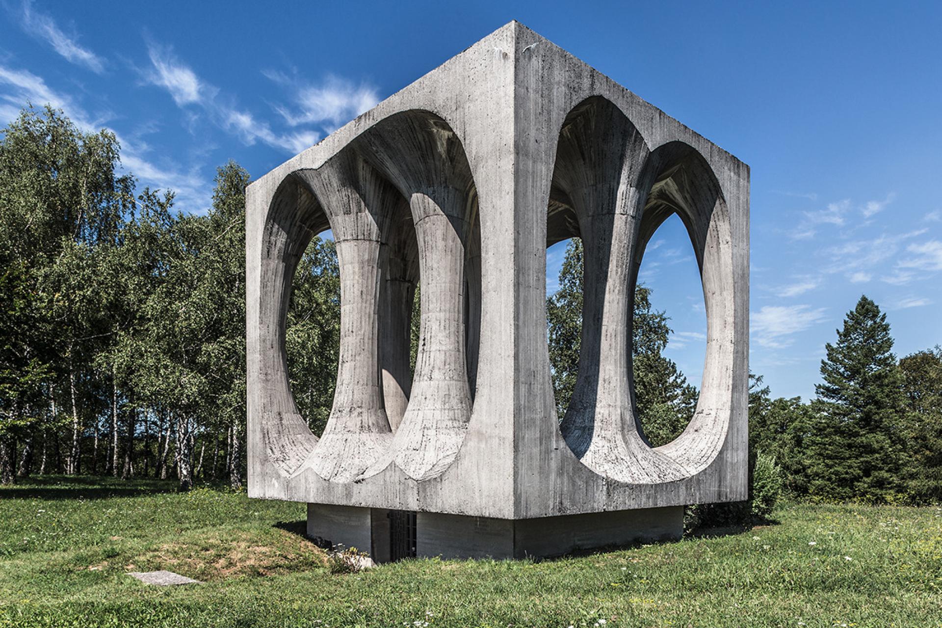 The monument to the National People’s Struggle (1964-65) by Janez Lenassi and Siva Baraga in Ilirska Bistrica. | Photo © Roberto Conte