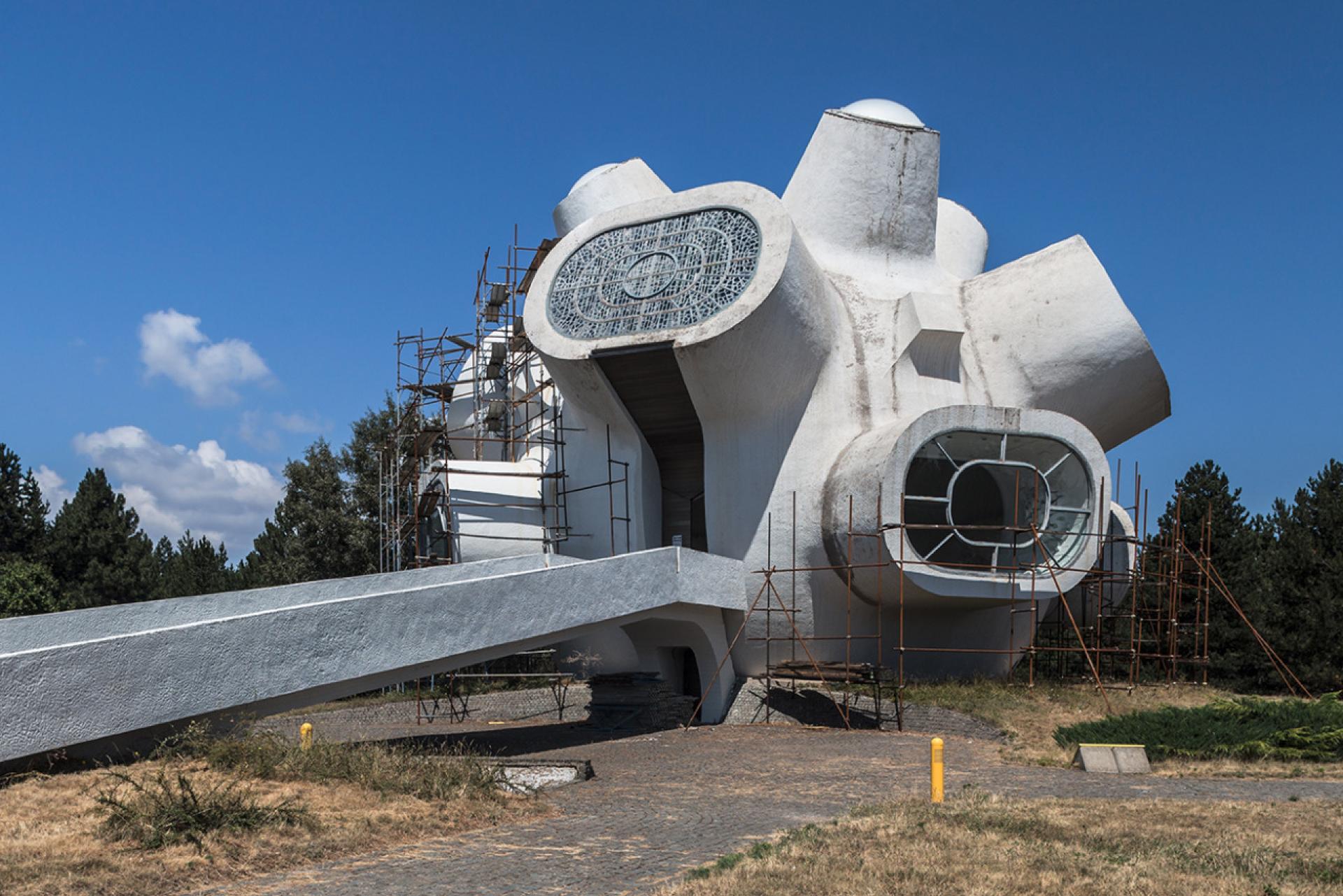 Makedonium, also known as the Monument to the Ilinden Uprising (1973-74) designed by Jordan and Iskra Grabuloska. | Photo © Roberto Conte