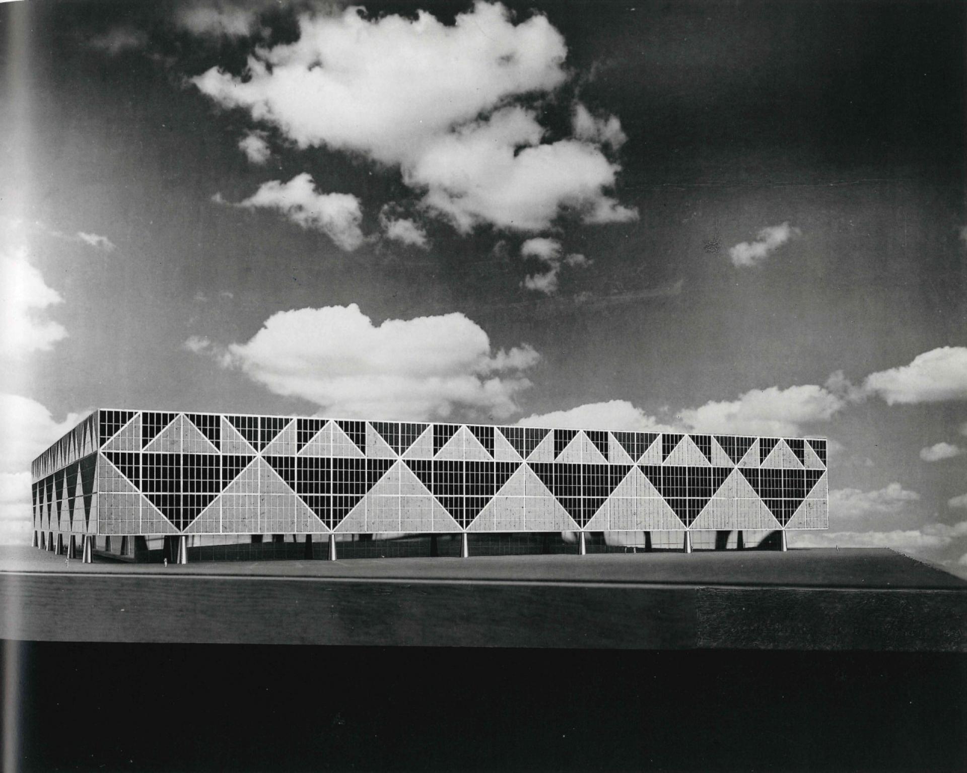 The two-tone aluminium panels make the structure of the Chicago Convention Hall Project. | Model MvdR office, © MoMA, New York, scanned from: Phyllis Lambert, Mies van der Rohe in America, p. 473.
