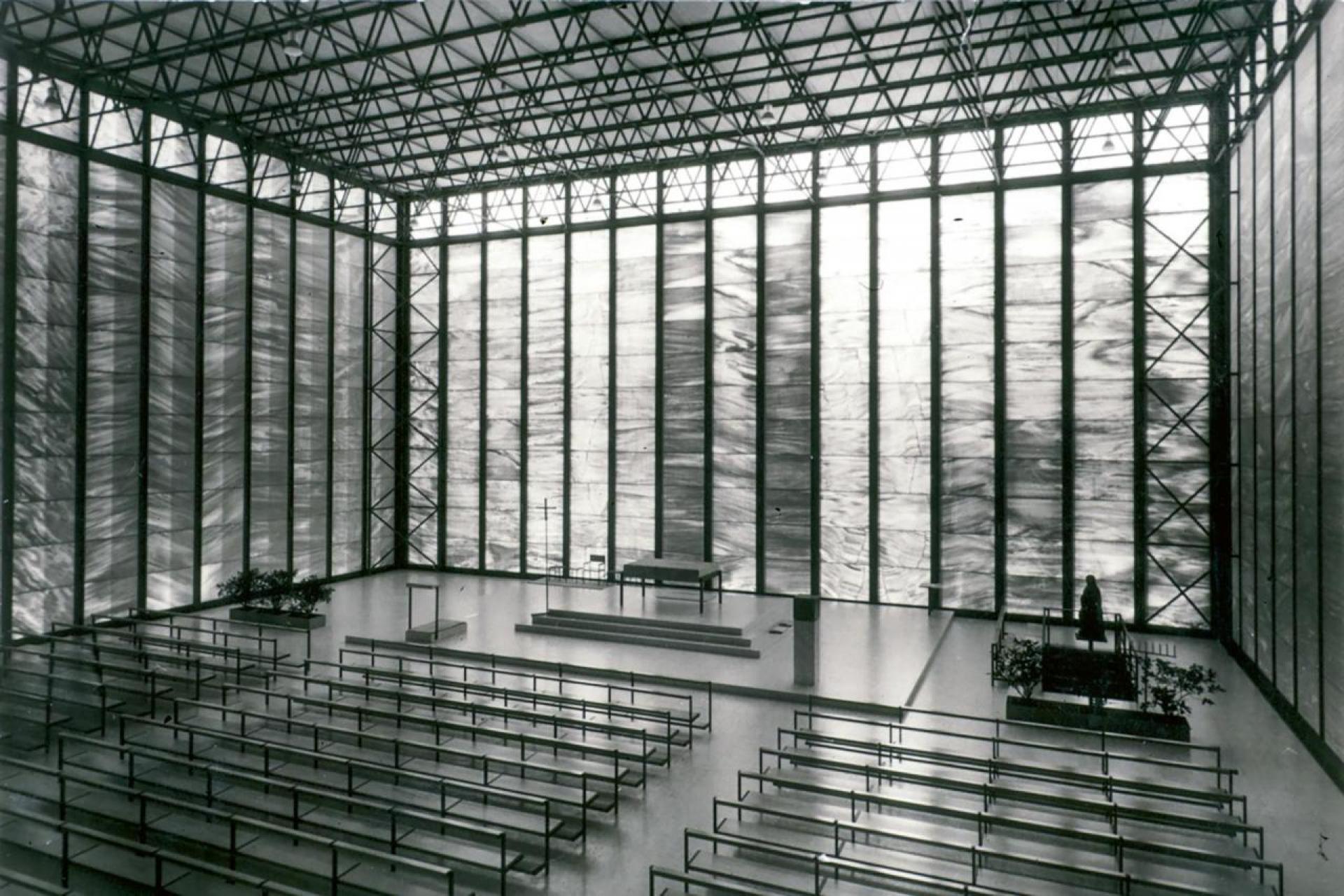The 28mm thick Pantelikom marble from Athens filters the daylight and illuminates the space evenly. | Photo © Archives de la construction moderne (ACM), EPF Lausanne, from: Kunst + Architektur in der Schweiz, 2005, p. 57.