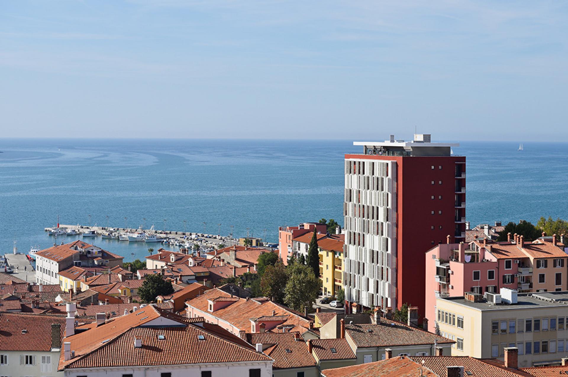 Red modernist Tomos Skyscraper by Edo Mihevc is the most recognisable building in Koper’s historical city center. | Photo © Miran Kambič