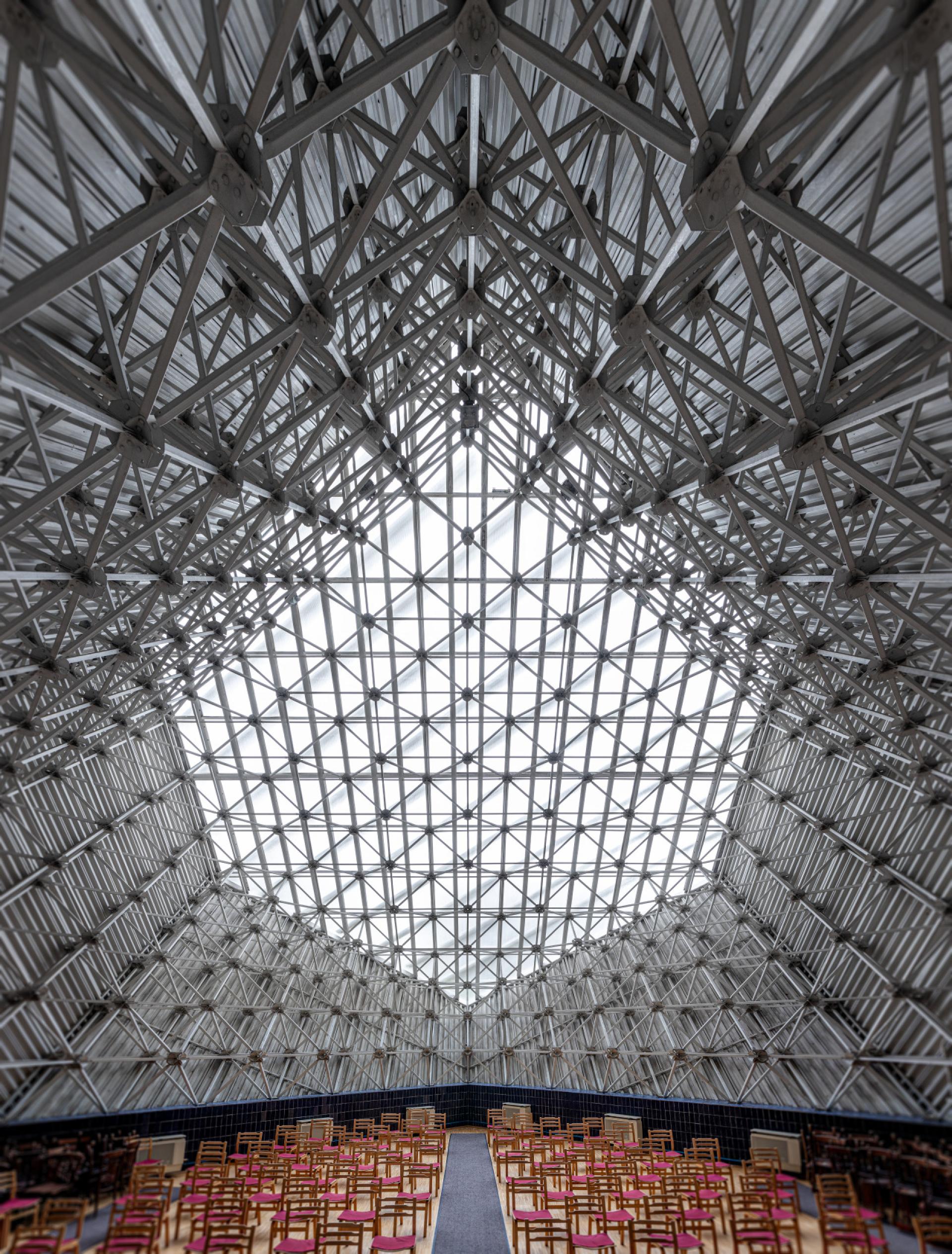 Interior of the Calvinist church of Külső-Kelenföld, Budapest (1981) by István Szabó. | Photo Dániel Dömölky (20209