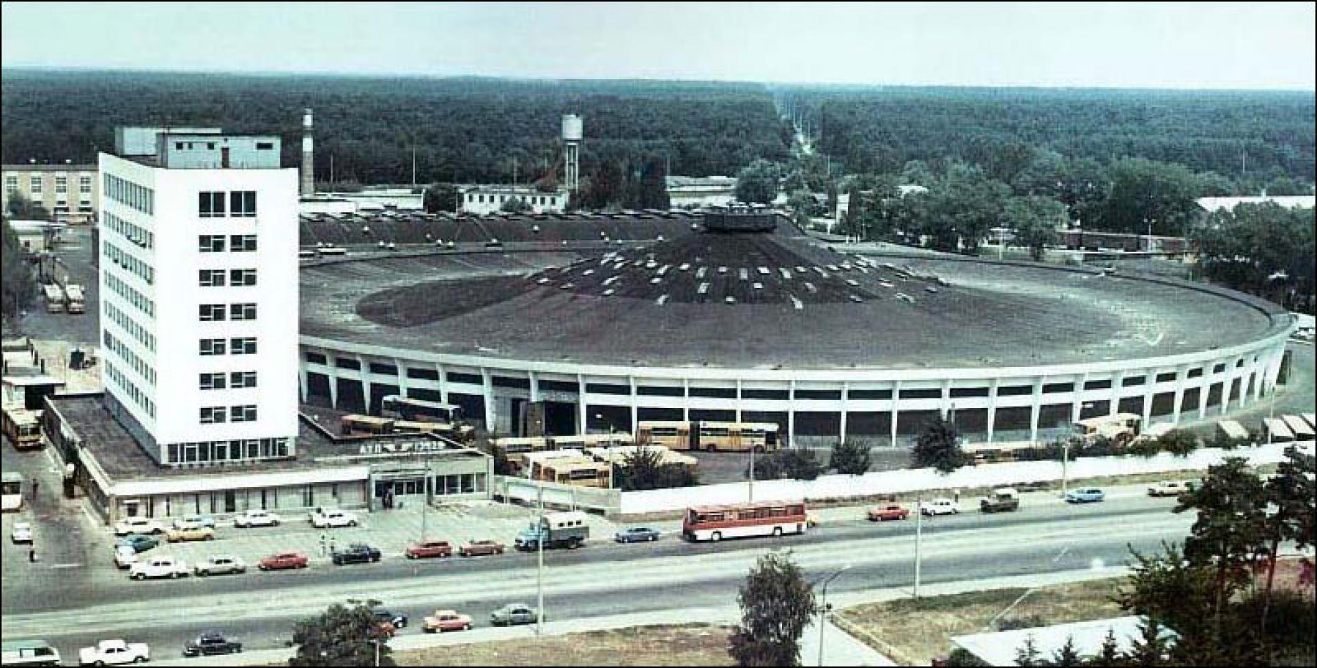 Kyiv’s Autobus Park №7 during its heyday with the tall building on the left accommodating administrative offices and staff canteens. | Photo via Exutopia