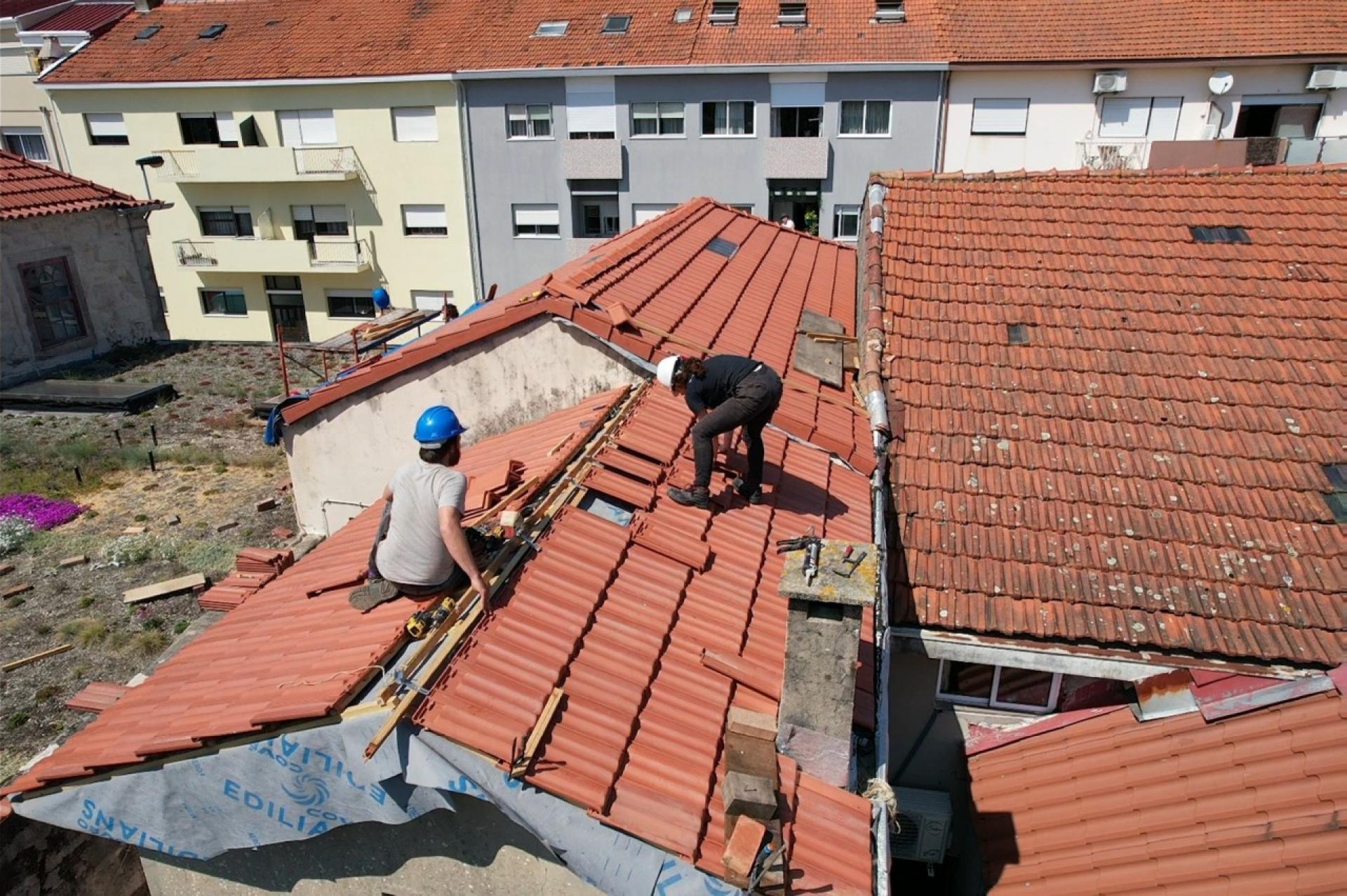 Reconstruction of a roof for a vulnerable family in the context of a social project, co-funded by the district municipality of Ramalde. | Photo © Critical Concrete