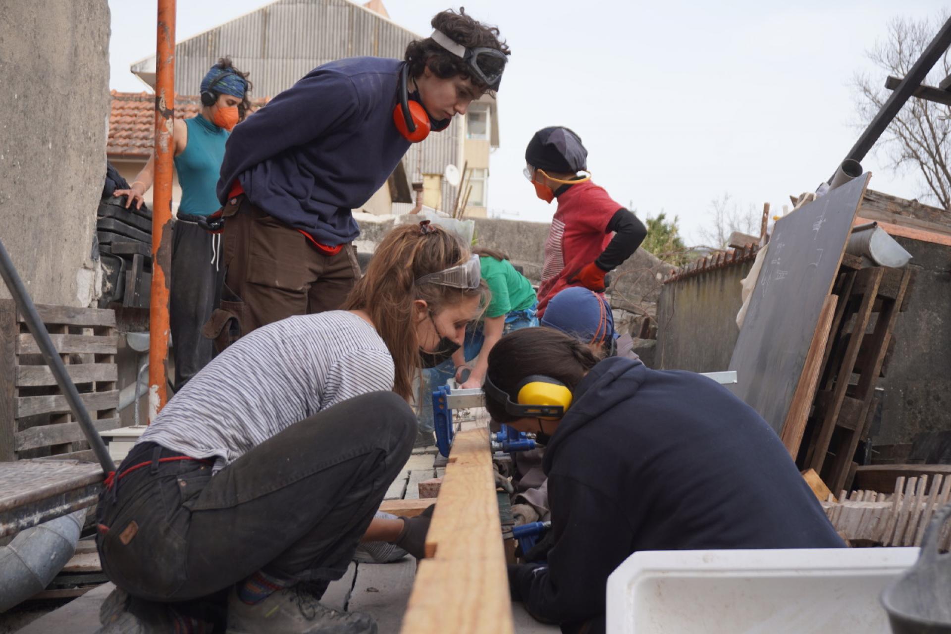 Hands-on workshop with the students of Critical Concrete and ESAP’ Sustainable-Sustainable Architecture post-graduation. | Photo © Critical Concrete