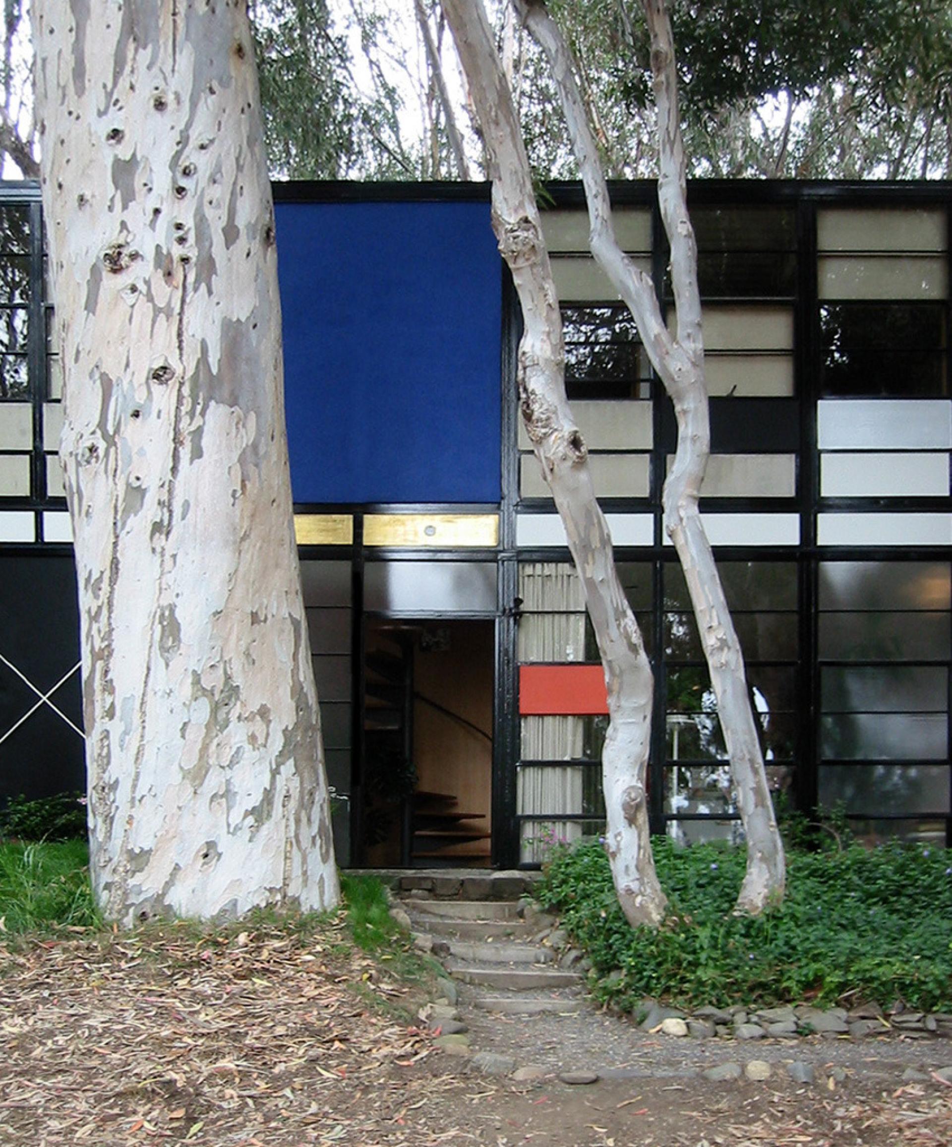 Case Study House #8 at the Pacific Palisades in LA. | Photo via Wikipedia
