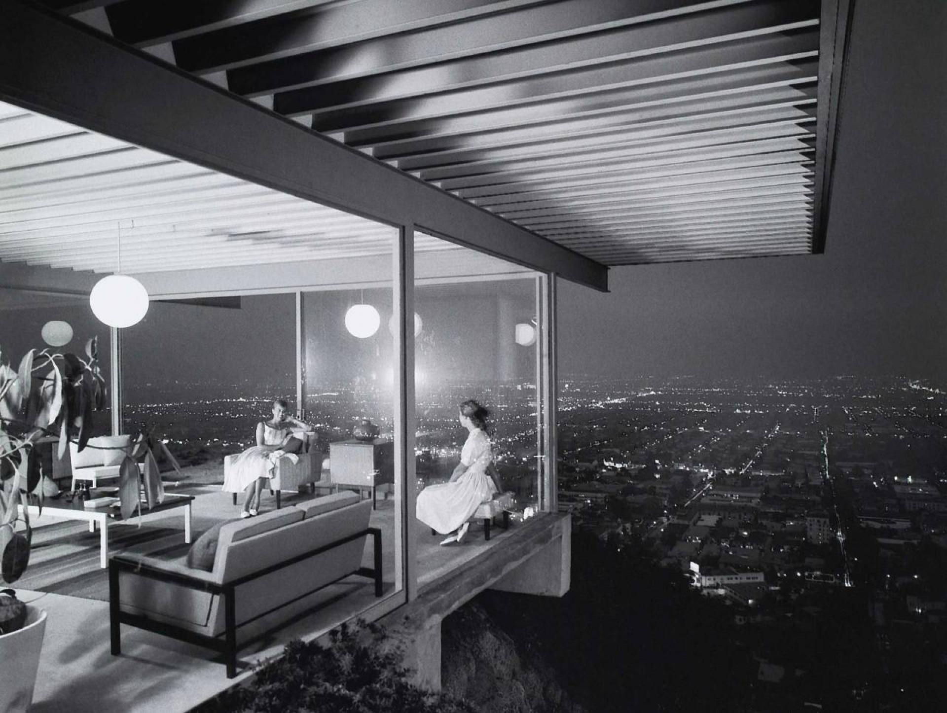 The house was made famous by a photo of Julius Shulman showing two women leisurely sitting at a corner of the house with a panoramic view of the city through the floor-to-ceiling glass walls at night. | Photo © Julius Shulman